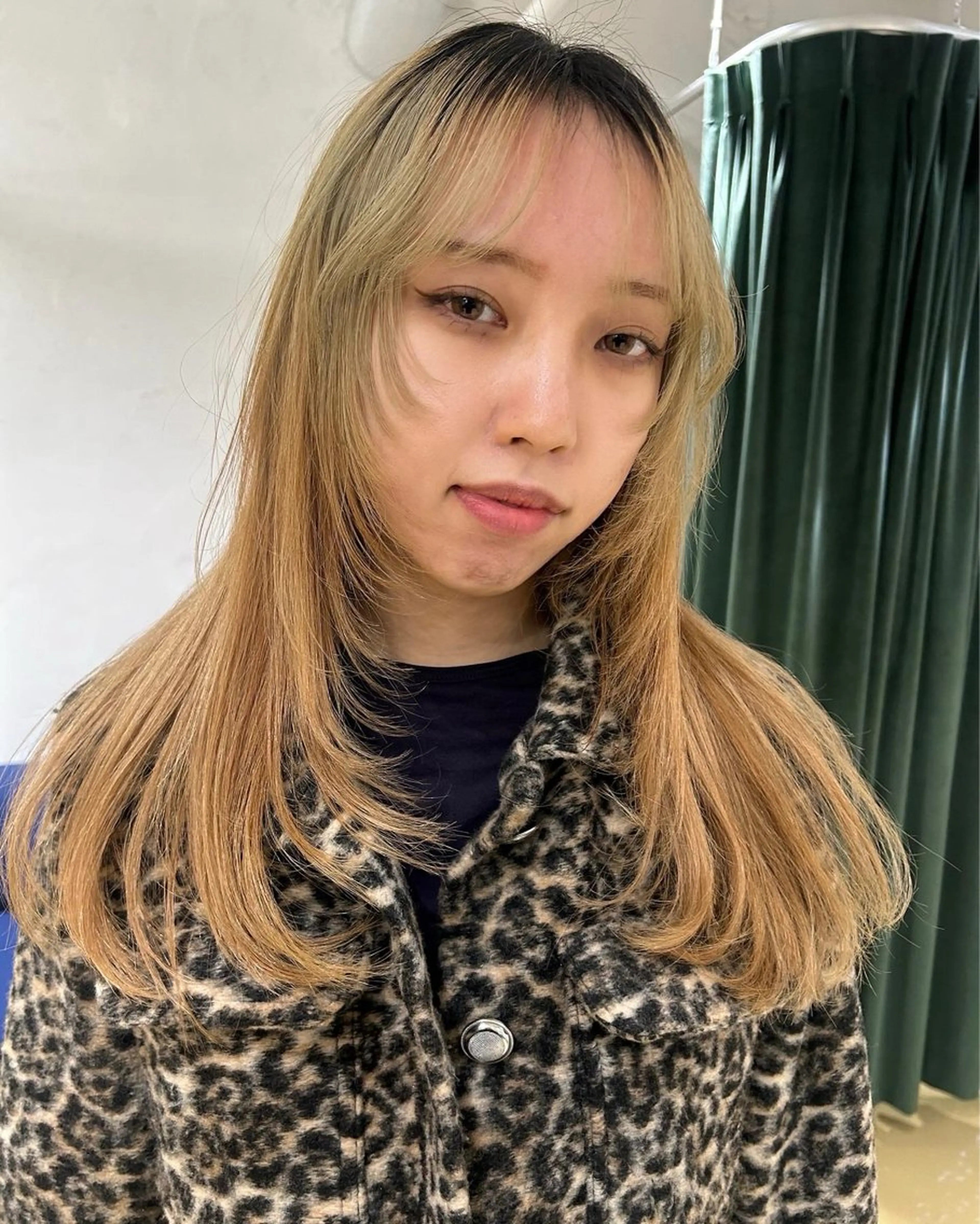 セミロング カット hen所属・心斎橋/レイヤー/ ブリーチ/モエのヘアスタイル