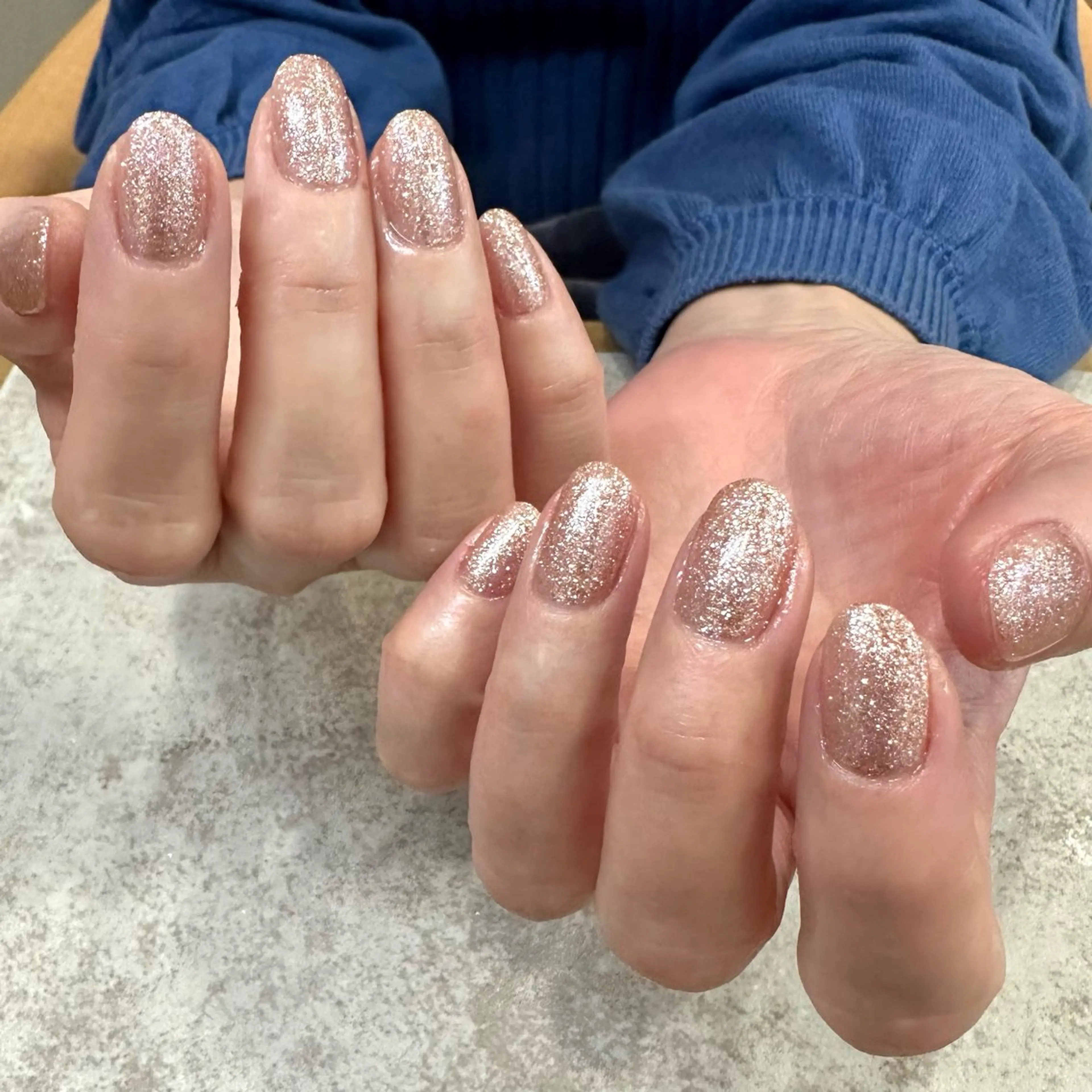 ネイル ラメ(グリッター) ワンカラーネイル ピンク ピンクベージュ ハンドネイル amity🫧 rie代官山/恵比寿のネイルデザイン