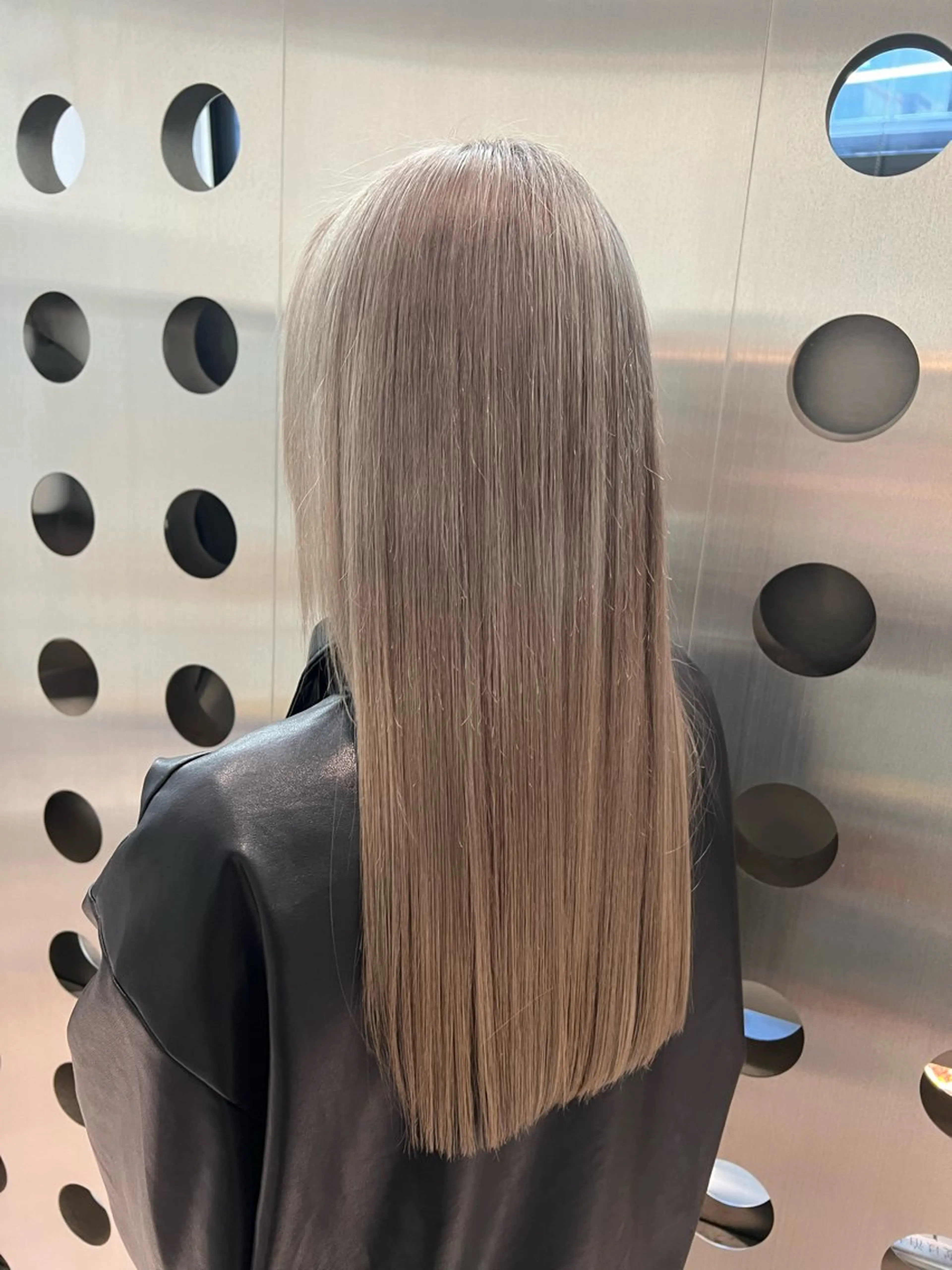 セミロング カラー アッシュ ベージュカラー ミルクティーアッシュ 堀江 /木下椋麻のヘアスタイル