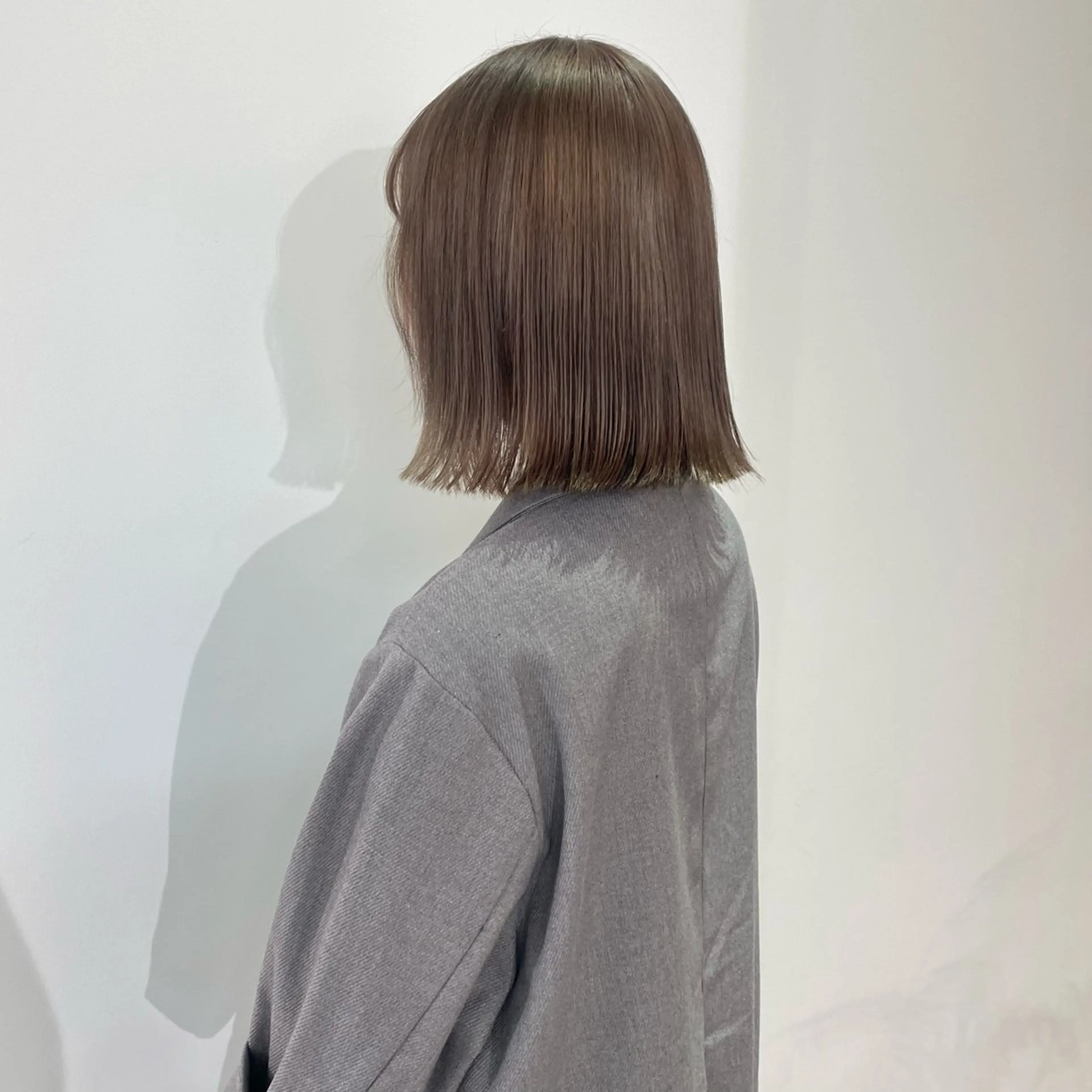 ショート カラー ブリーチ 透明感カラー 顔まわりレイヤー 顔周りカット レイヤーカット ヘアカラー トリートメント nonoka オリーブ/グレージュのヘアスタイル