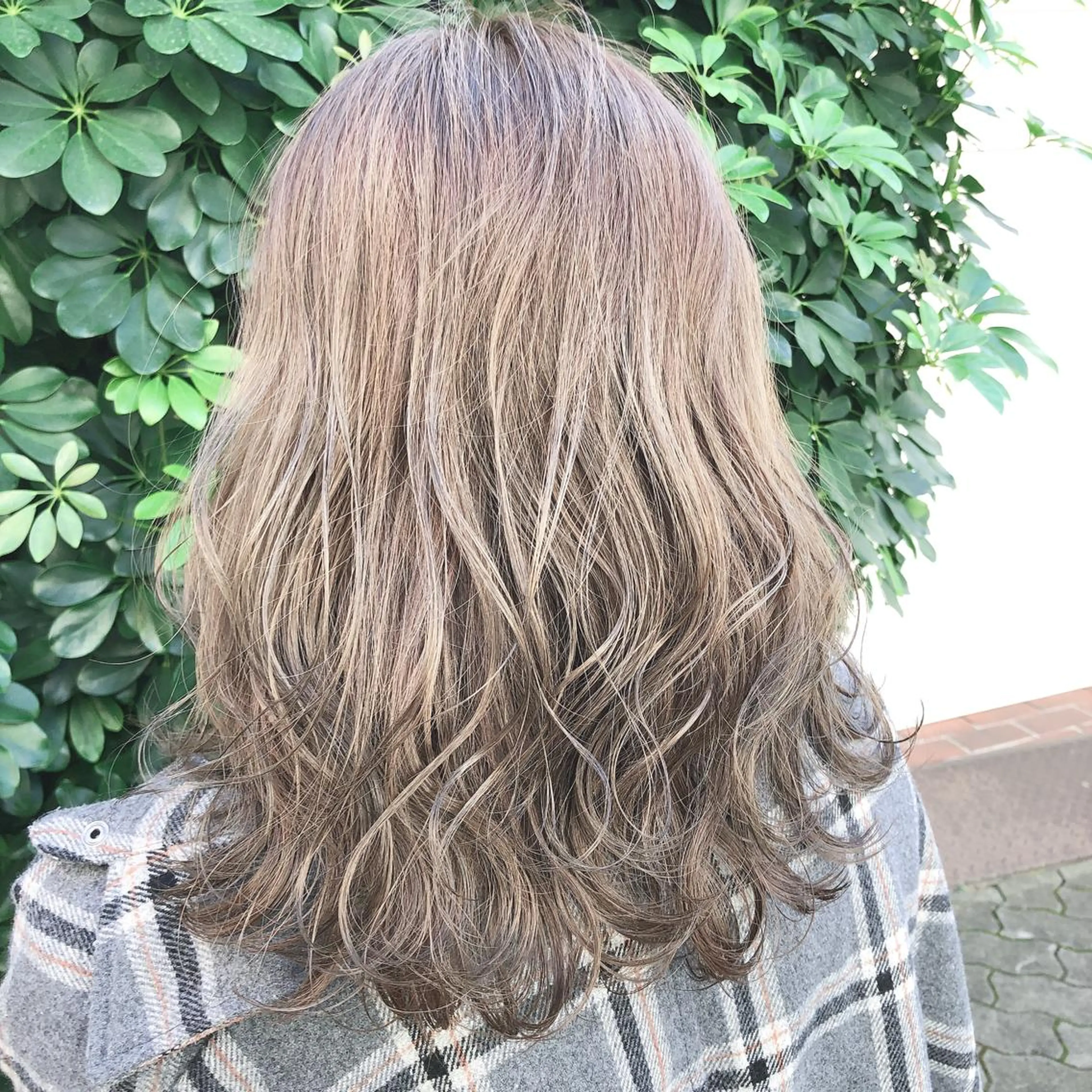 ミディアム カラー ブリーチ グレージュ ミルクティーグレージュ Che'ri所属・海外レイヤー/ レイヤーカット/和田のヘアスタイル