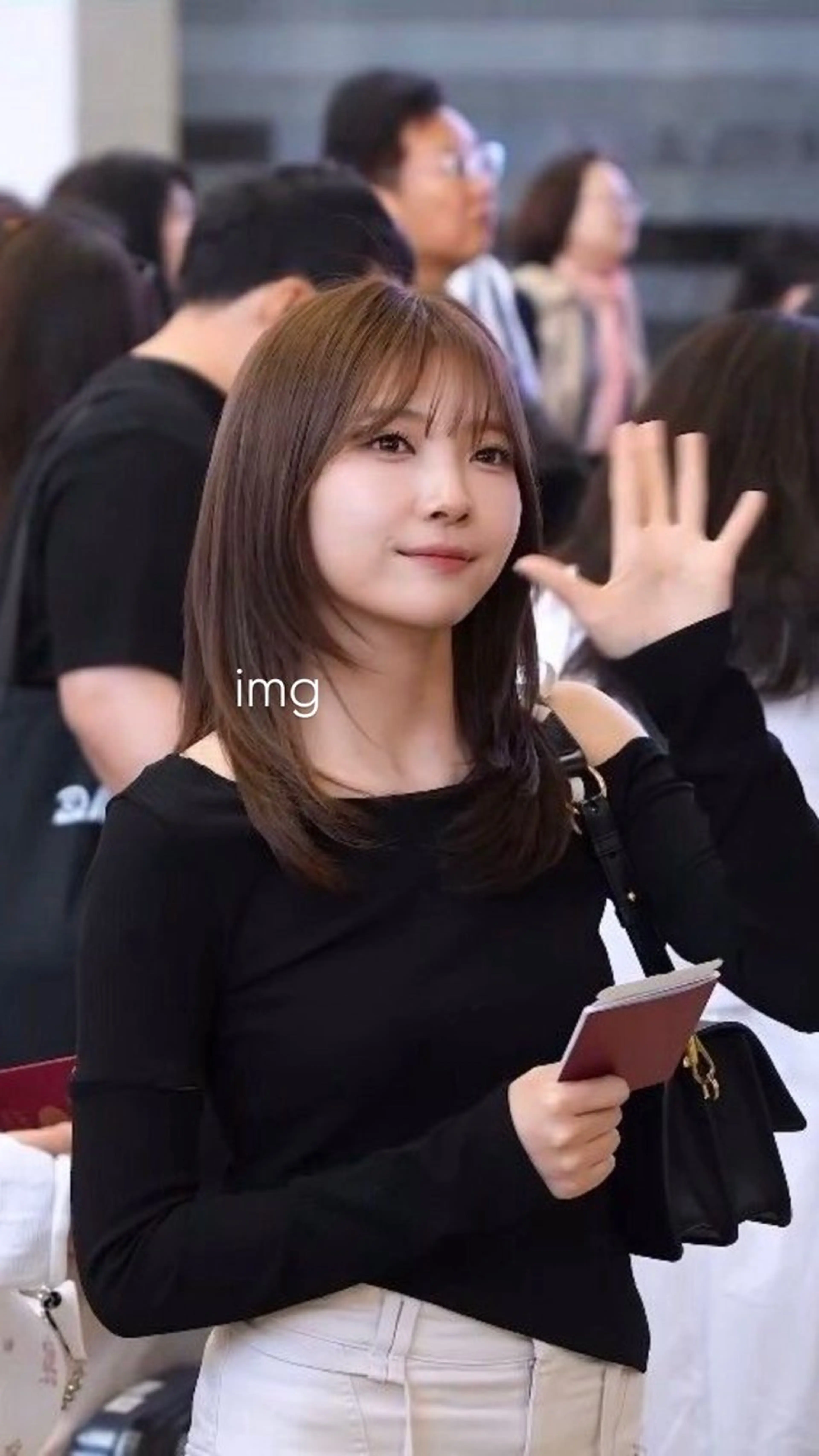 セミロング 韓国レイヤーカット/ ハイトーン/マアヤのヘアスタイル