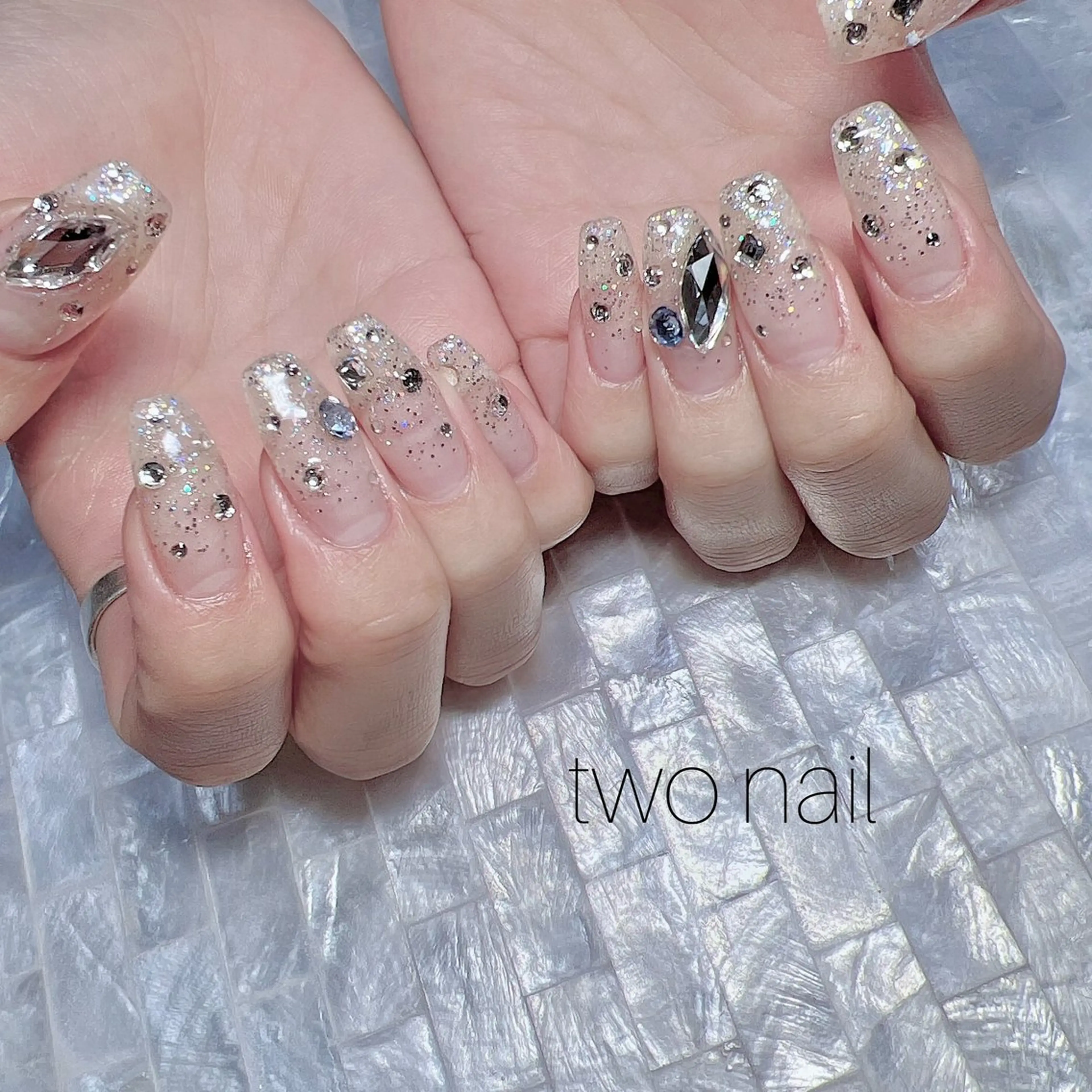 ネイル キラキラネイル ネイルチップ ホワイト ハンドネイル two nailのネイルデザイン