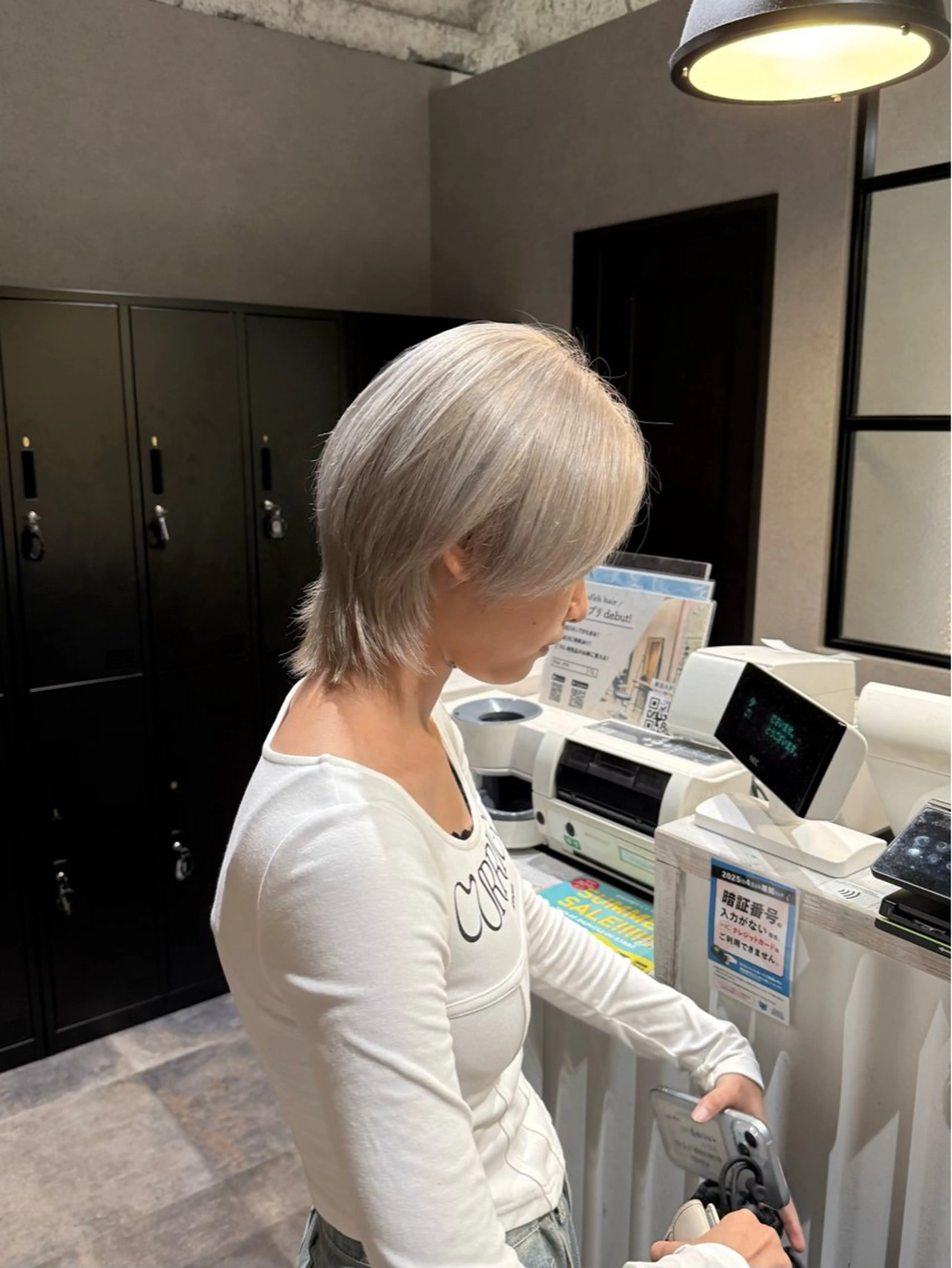 ショート カラー ベージュカラー ブリーチ シルバー シルバーベージュ カット ヘアカラー SALOWIN広島所属・ブリーチカラー/ ベージュ/SARAのヘアスタイル