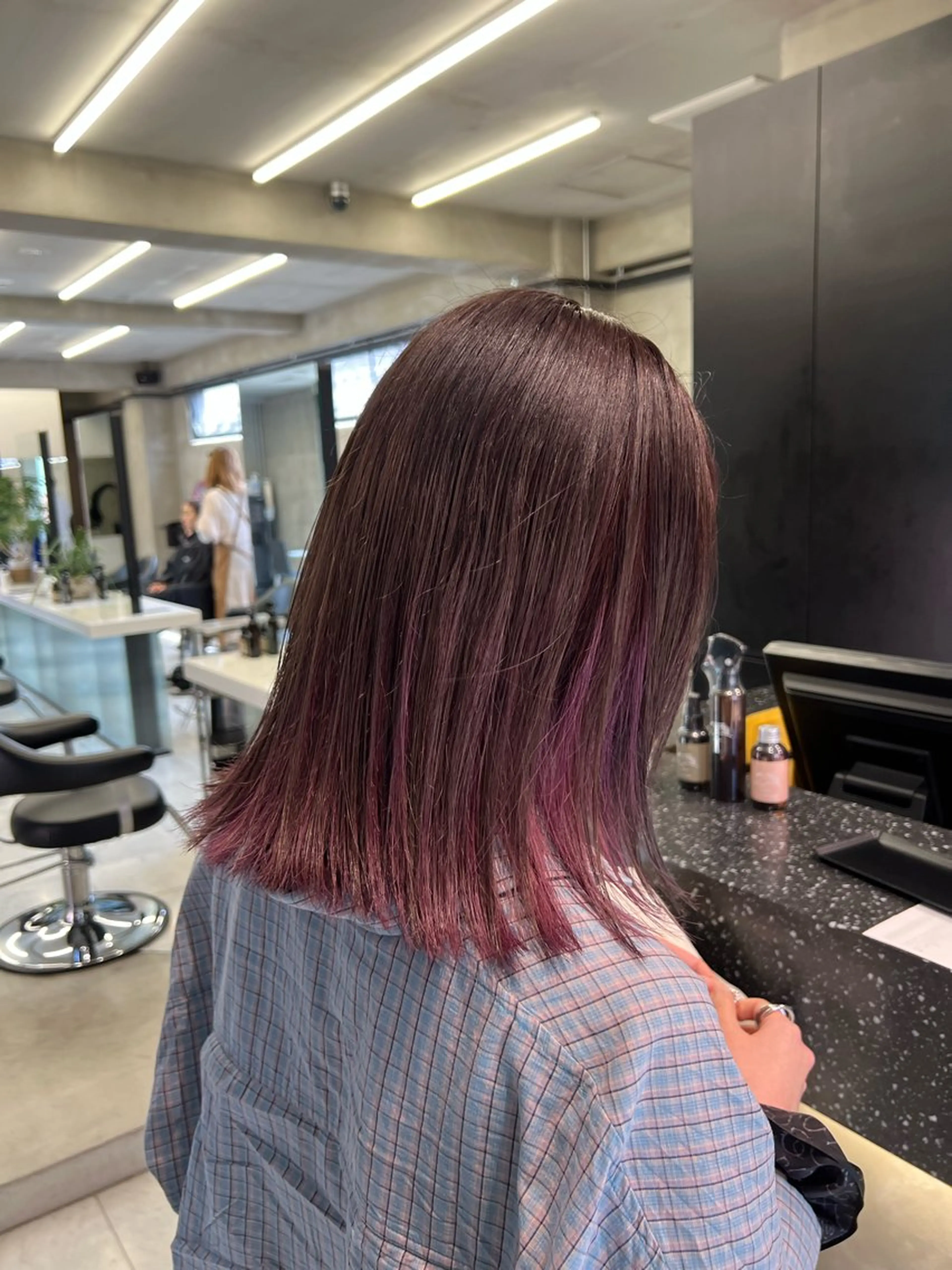 ミディアム カラー インナーカラー ピンクカラー ピンクパープル パープルカラー ヘアカラー ハイライト/白髪ぼか し/臼田さりな🌹のヘアスタイル