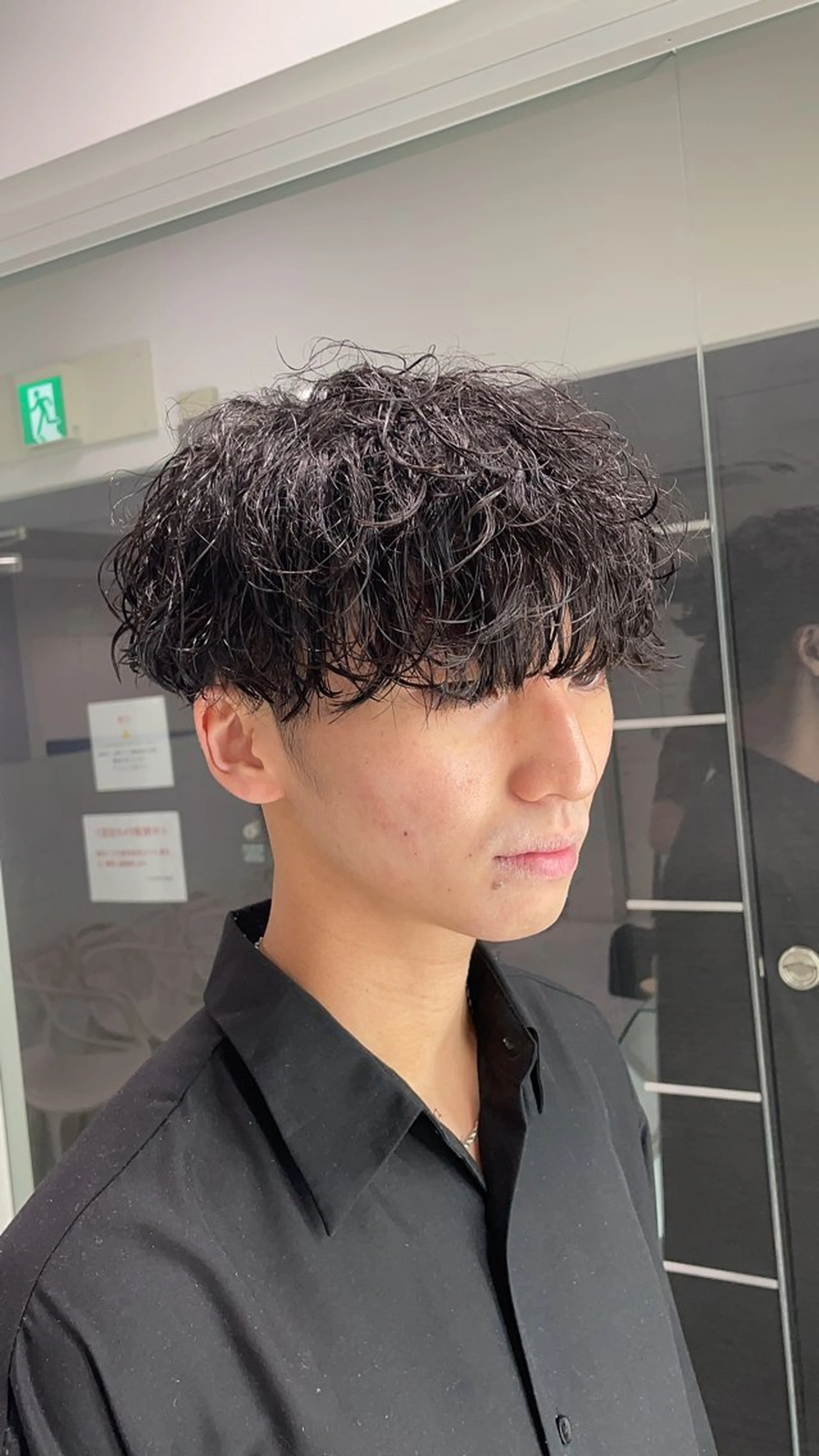 ミディアム パーマ ヘアアレンジ メンズ ミディアムパーマ メンズパーマ 顔まわりカット の達人のヘアスタイル