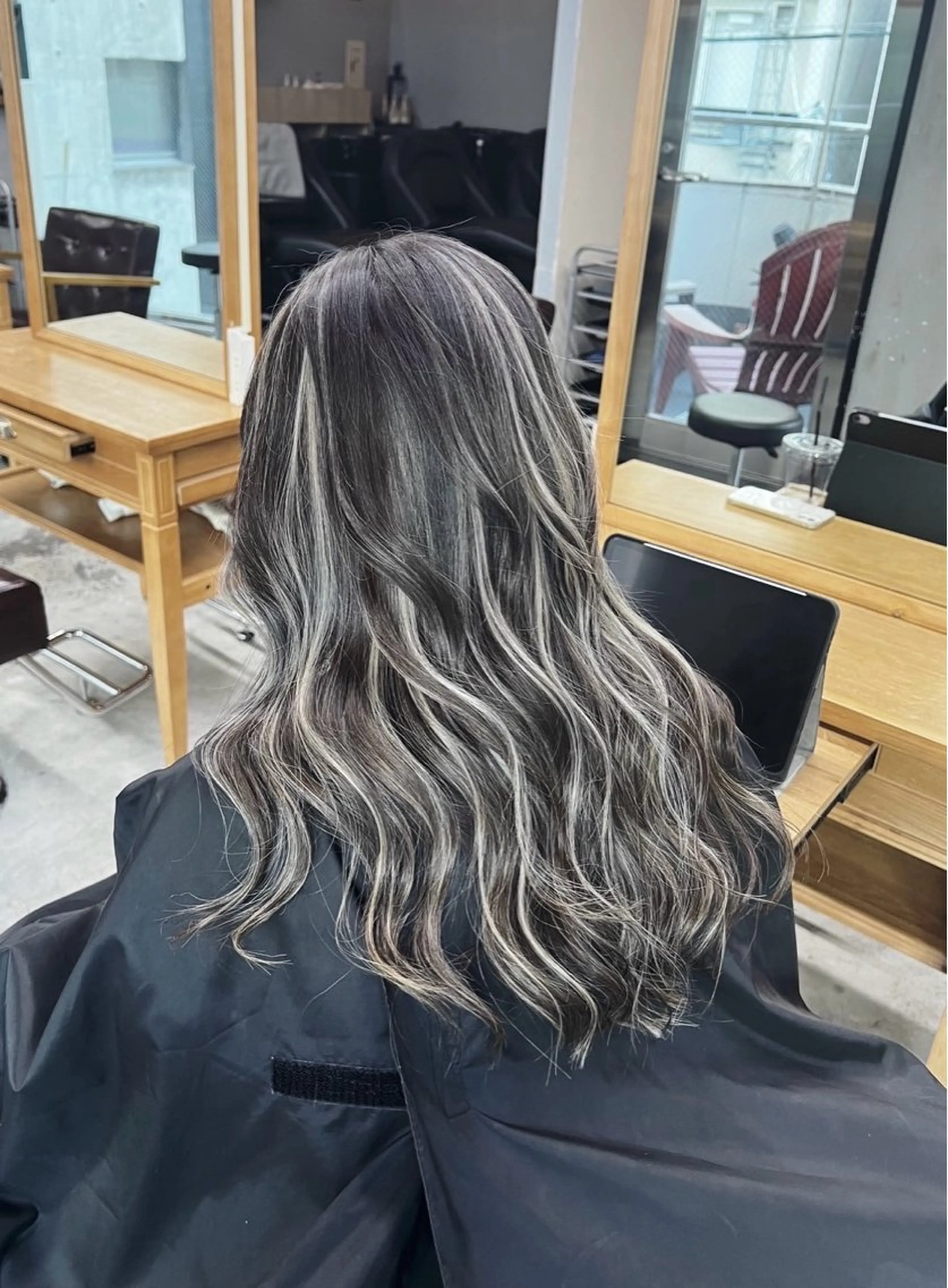 ロング カラー ダークグレー ダークグレージュ グレージュ ハイライトカラー ハイライト ヘアカラー トリートメント ROBIN所属・指名数No.1 /NAOYAのヘアスタイル