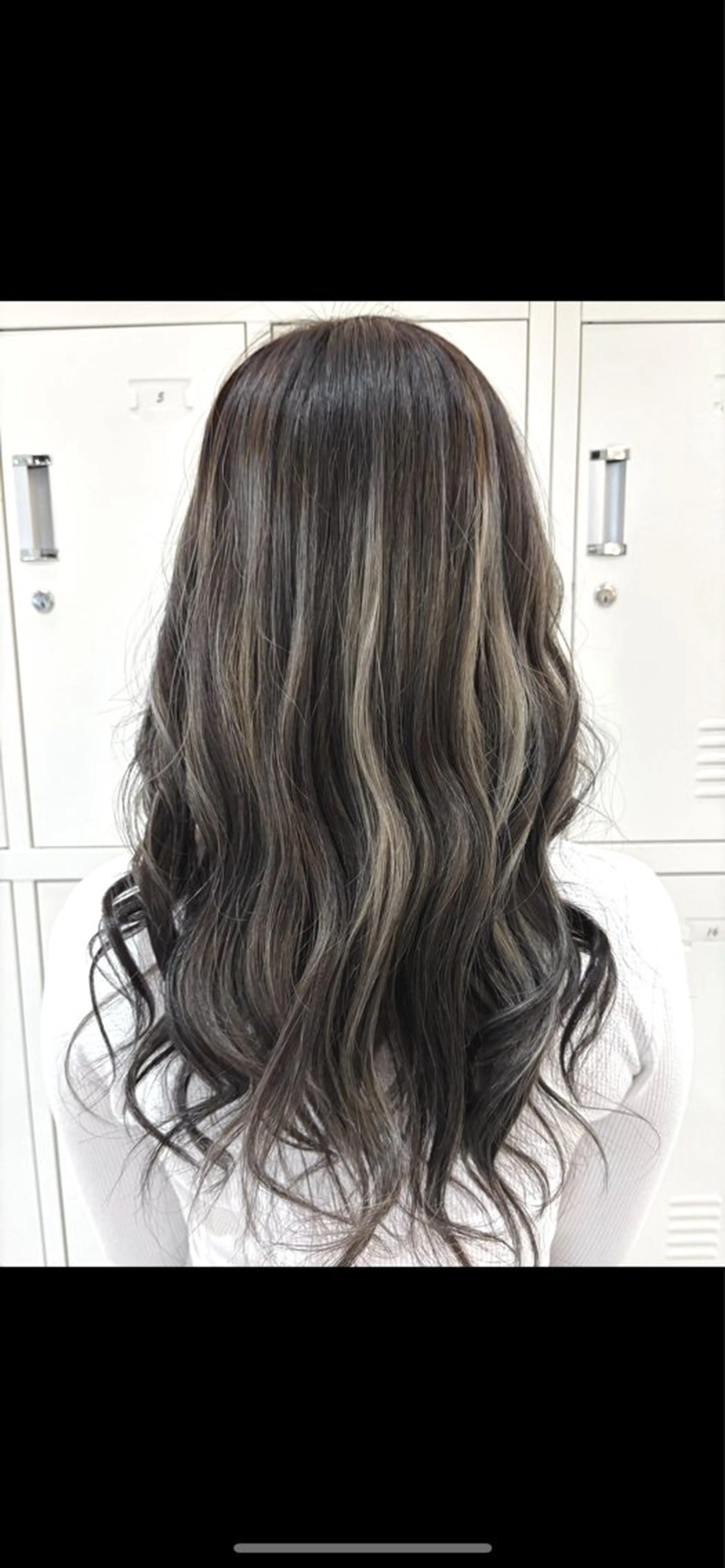 【ギャルが作る最強ハイライトカラー】（全体カラー＋ホイル20枚＋ハイライト部分のオンカラー＋コテ巻きorアイロン仕上げ）の写真