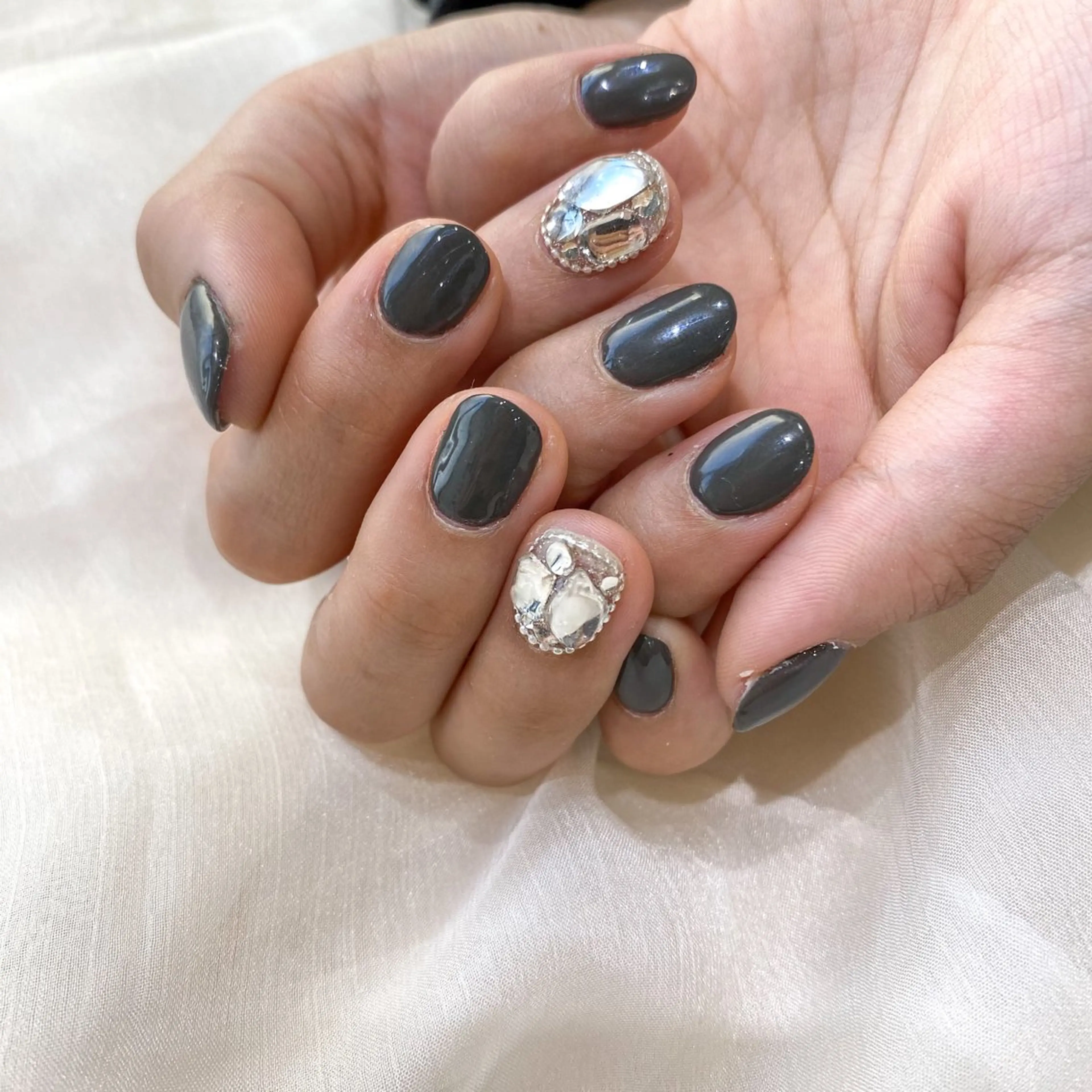 ネイル ワンカラーネイル ストーンネイル ネイル空間所属・muguet🎀 nailのネイルデザイン