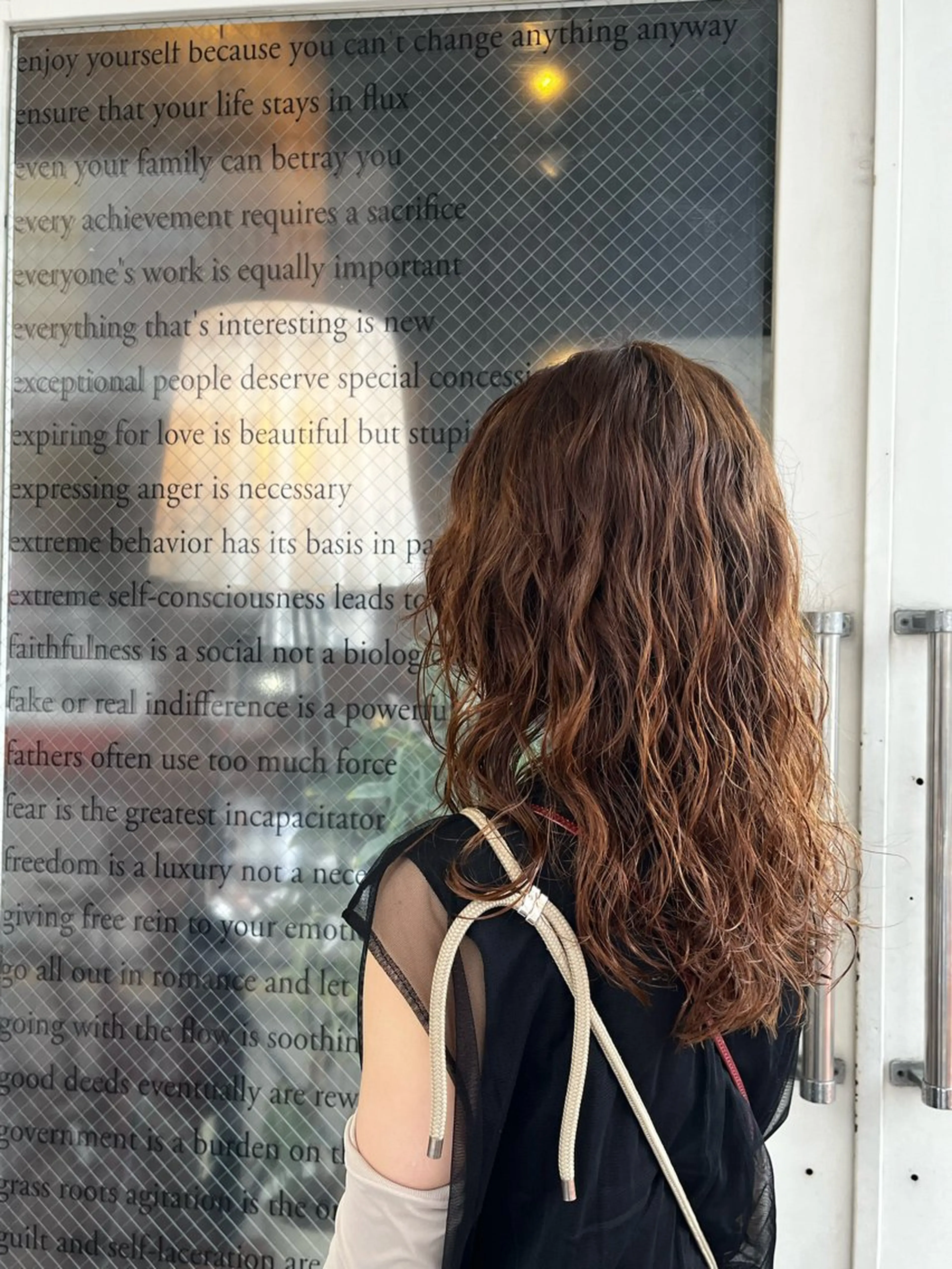 セミロング カット パーマ まみ/暖色カラー /デザインカラーのヘアスタイル