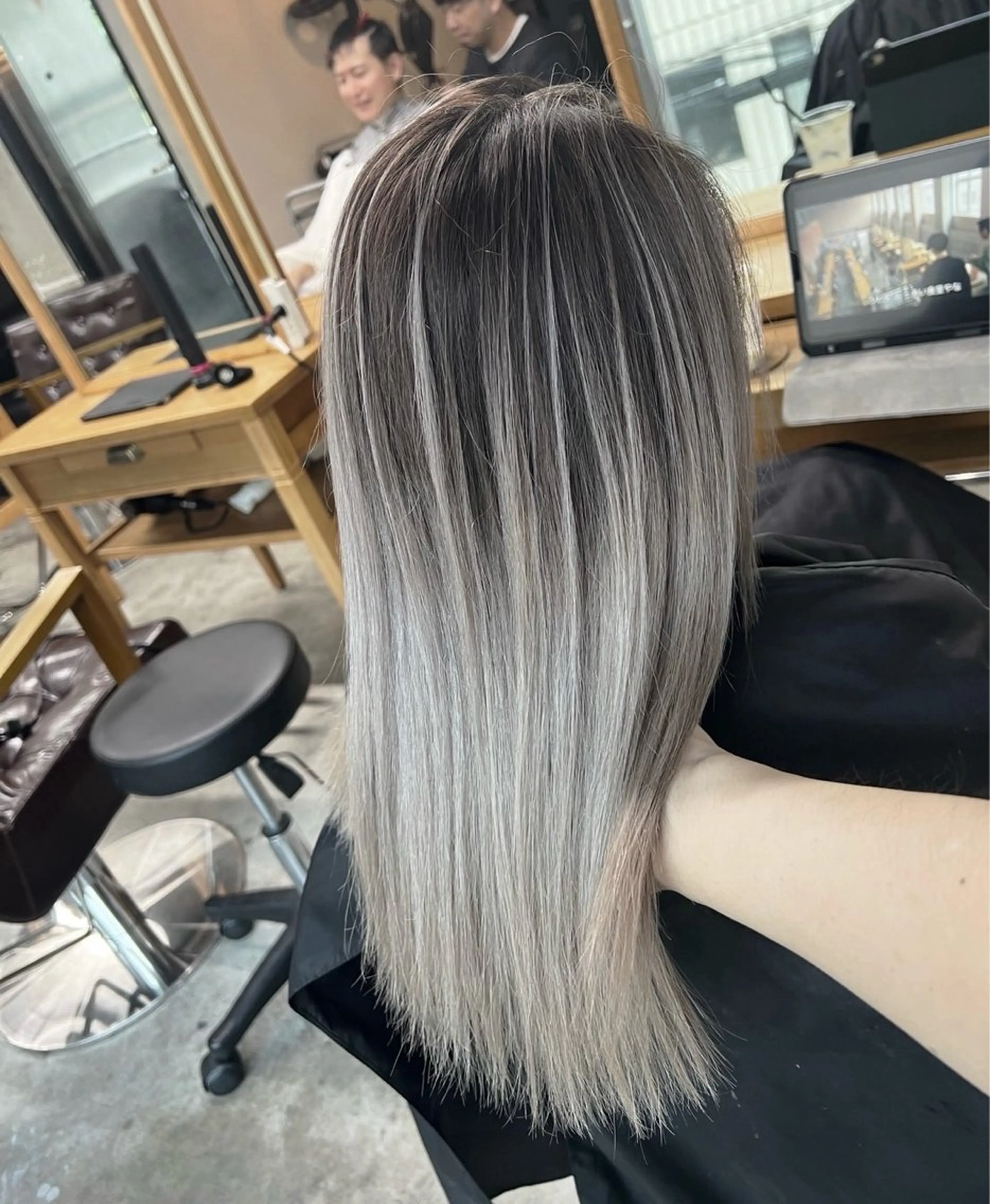 ミディアム カラー バレイヤージュ シルバー ホワイトシルバー レイヤーカット ヘアカラー トリートメント ROBIN所属・指名数No.1 /NAOYAのヘアスタイル