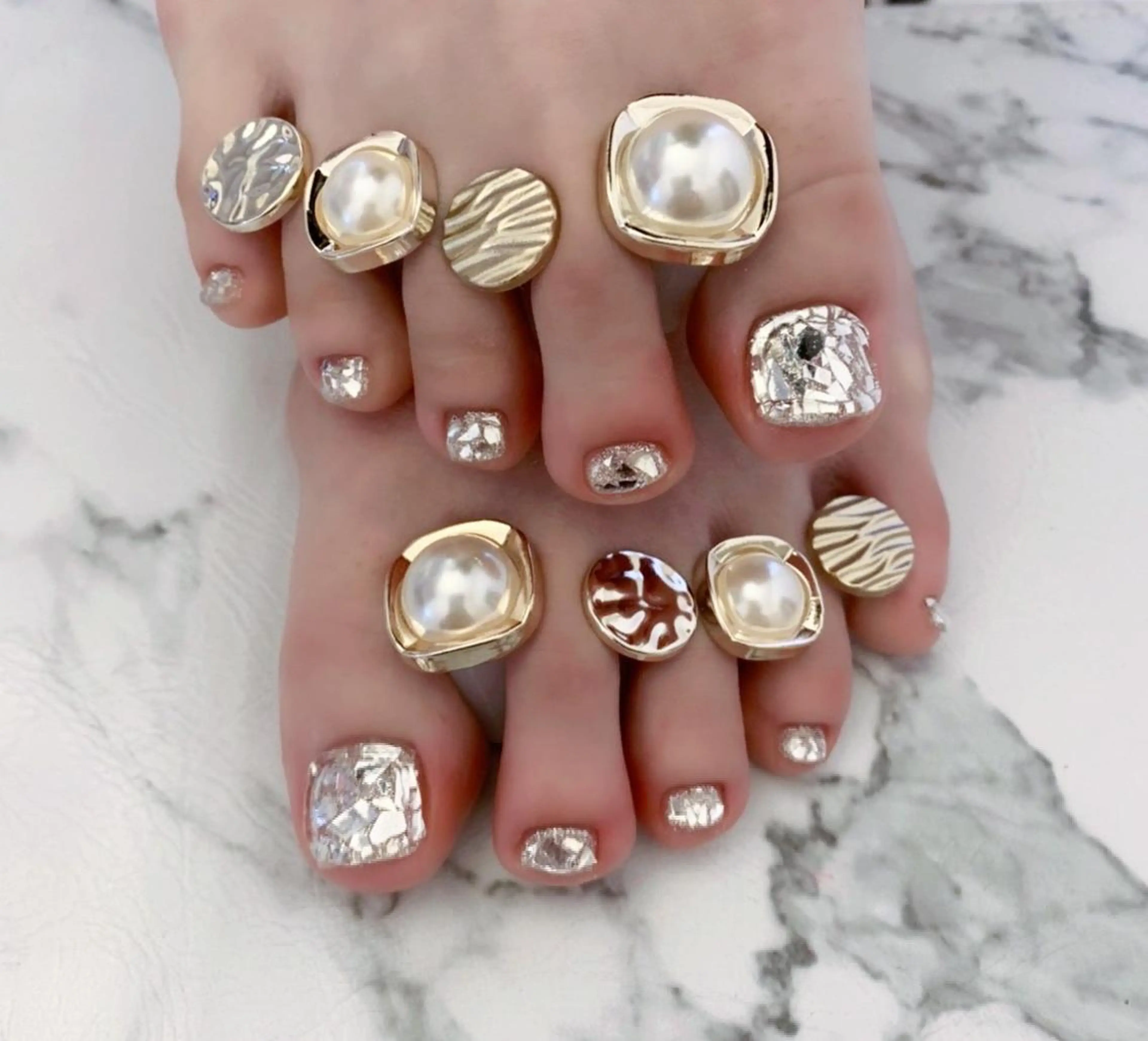 ネイル アニマル柄 アートネイル フットネイル ニュアンスネイル シルバー x.1.0.nail ♡Cのネイルデザイン