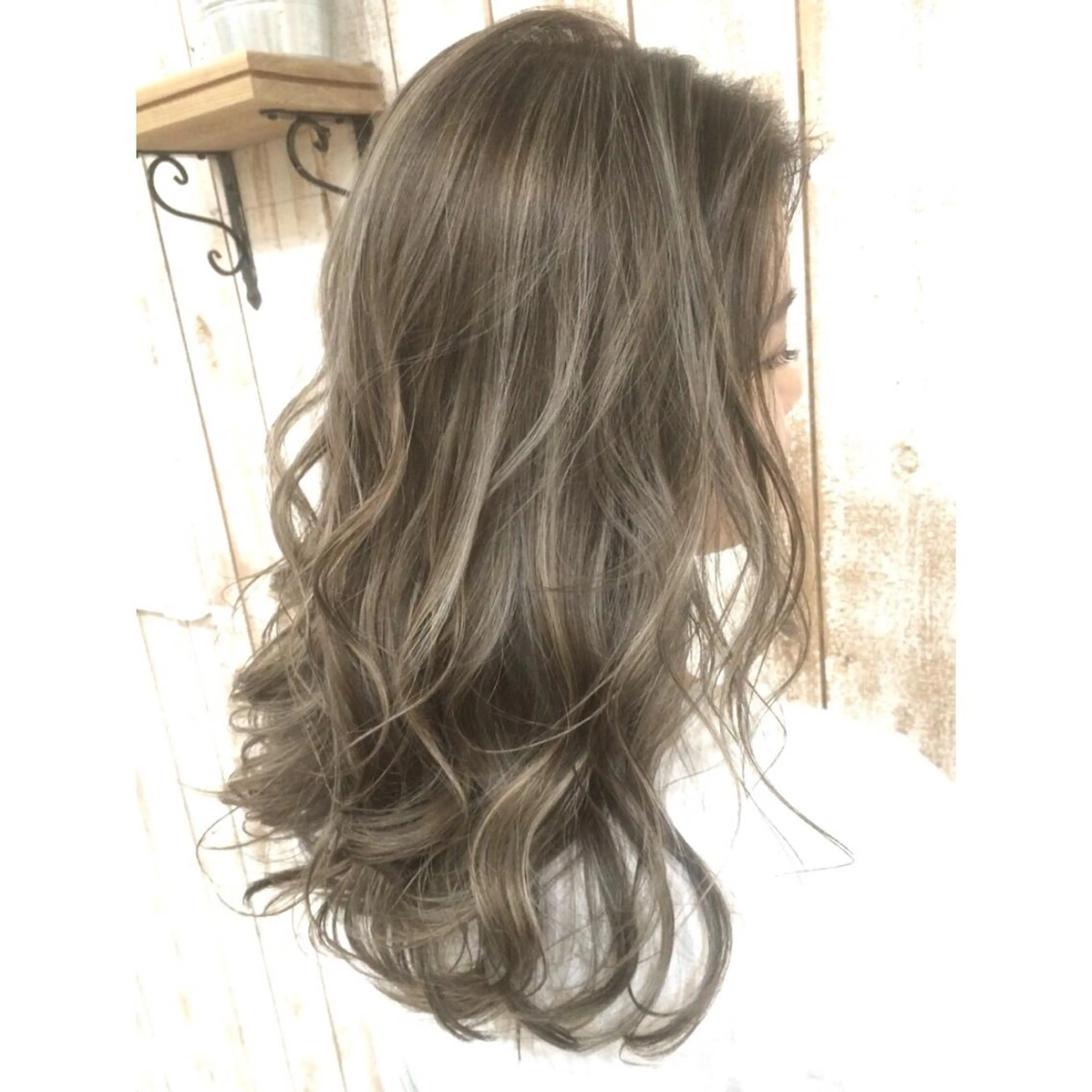 ロング カラー ベージュカラー ハイライトカラー 3Dハイライト ハイライト 井上 一平のヘアスタイル