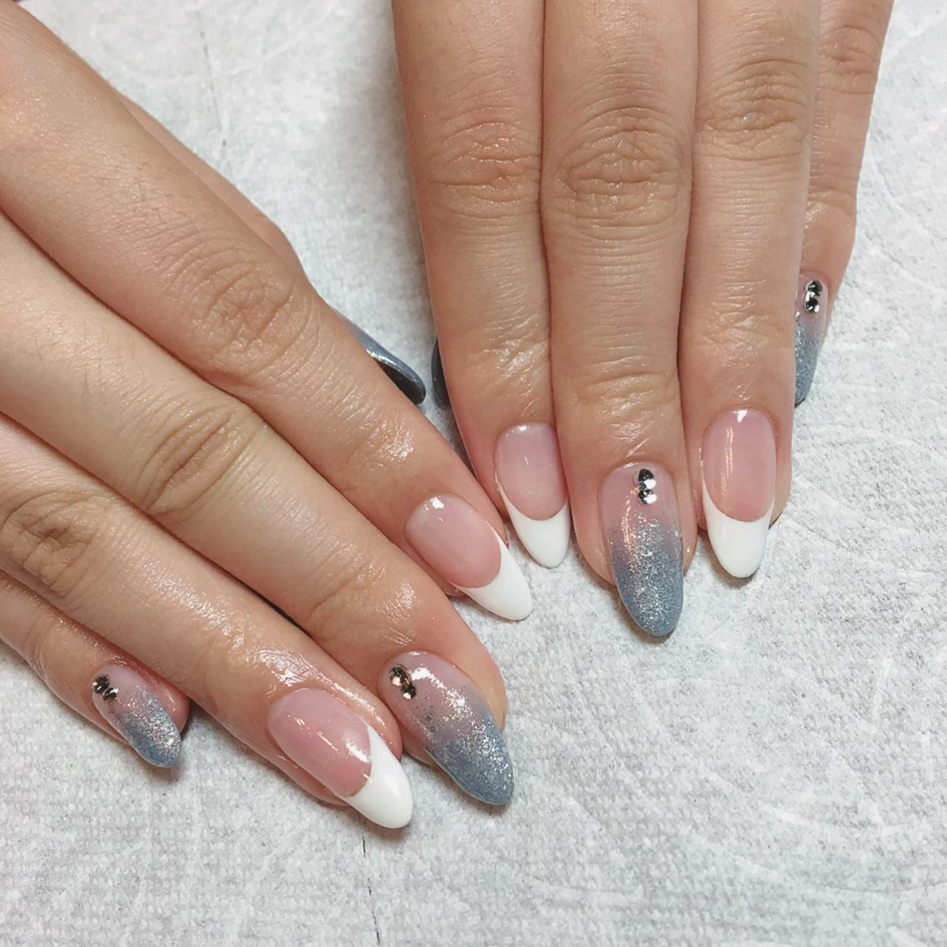 ネイル フレンチネイル グラデーション ラメ(グリッター) シンプルネイル THECOLORS所属・近貞 莉奈のネイルデザイン