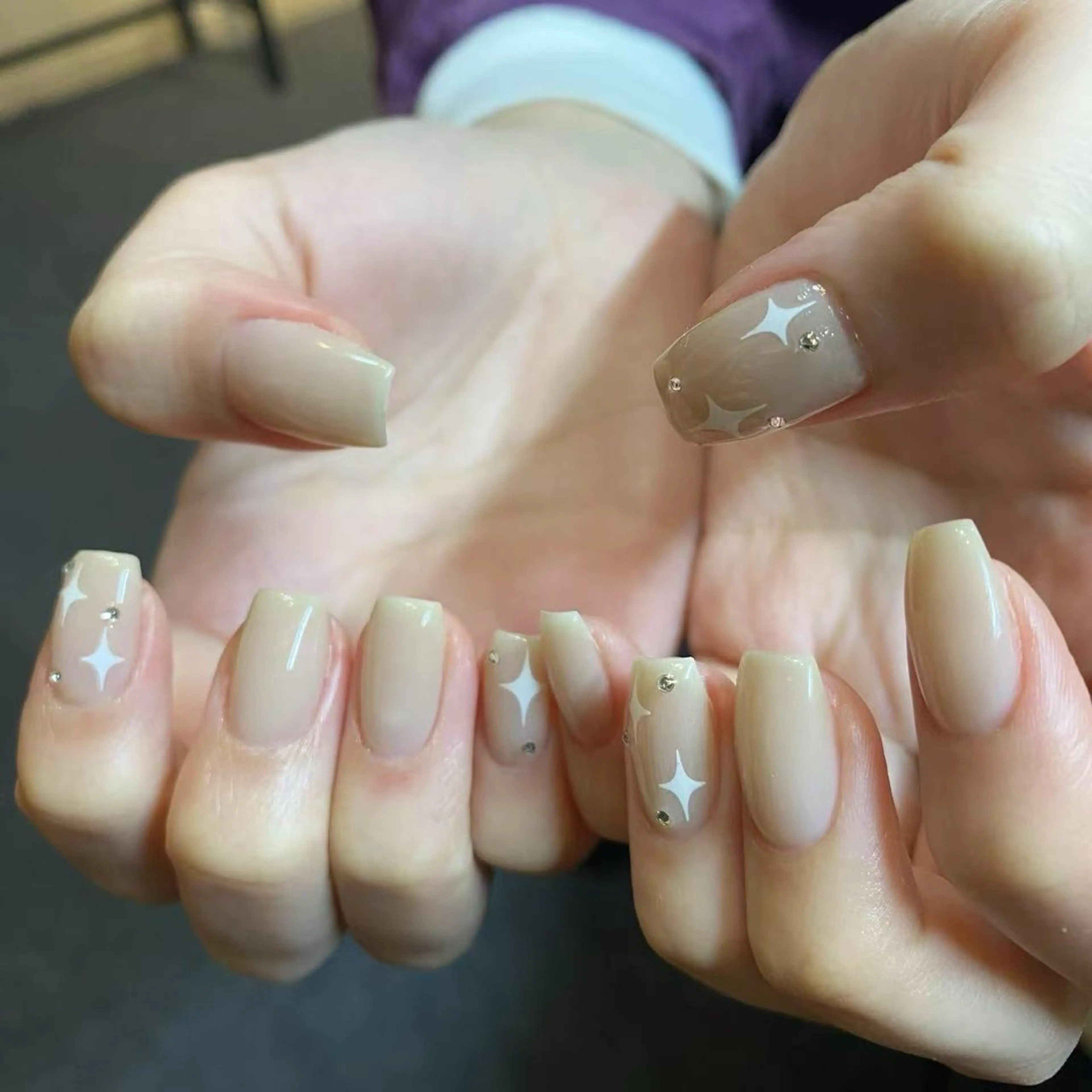 ネイル オフィスネイル ワンカラーネイル シルバー シンプルネイル ハンドネイル ハンドケア 🎀NAIL🎀 AI🪄︎︎◝✩のネイルデザイン