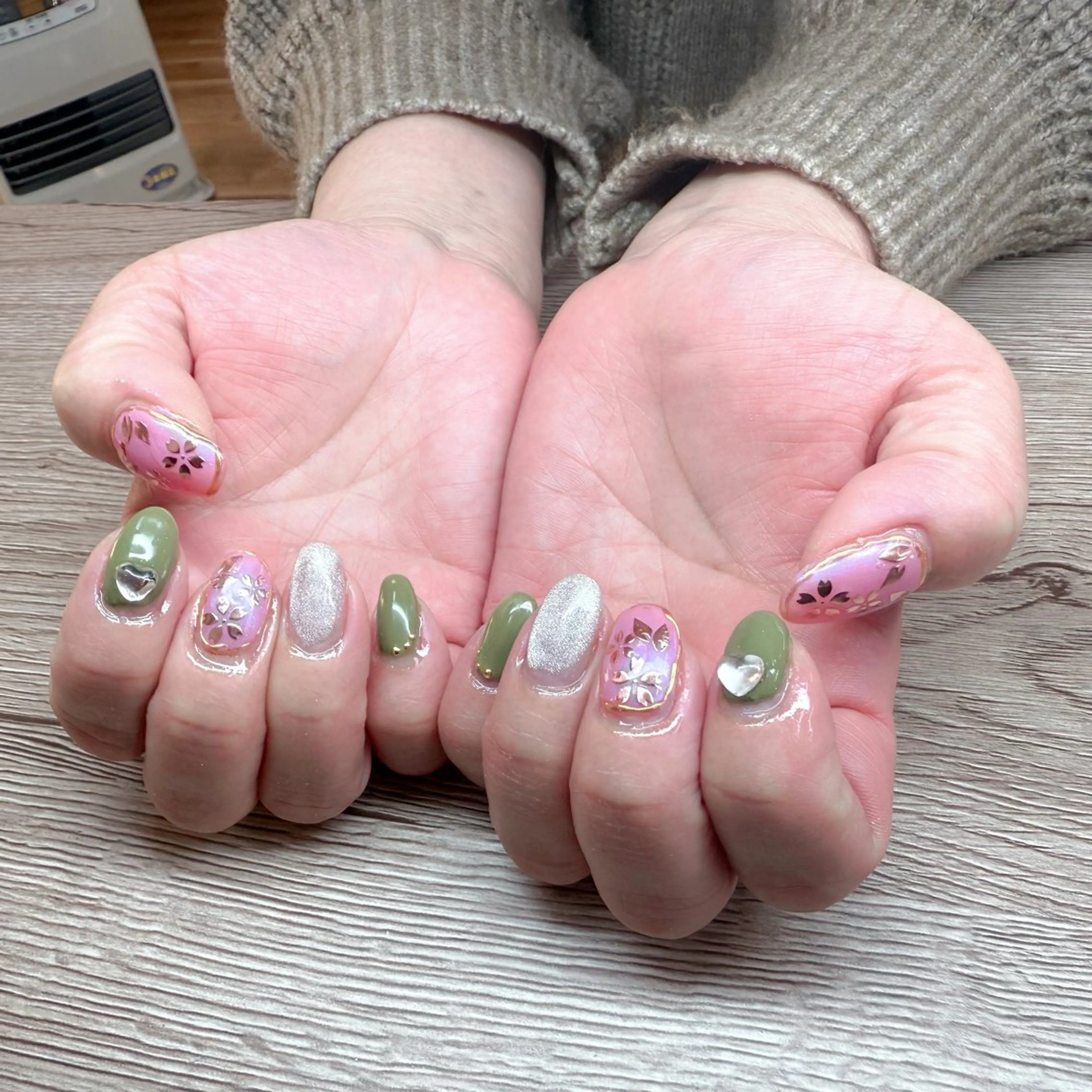 ネイル 桜ネイル 春ネイル ハンドネイル 松山 碧のエステ・リラクイメージ