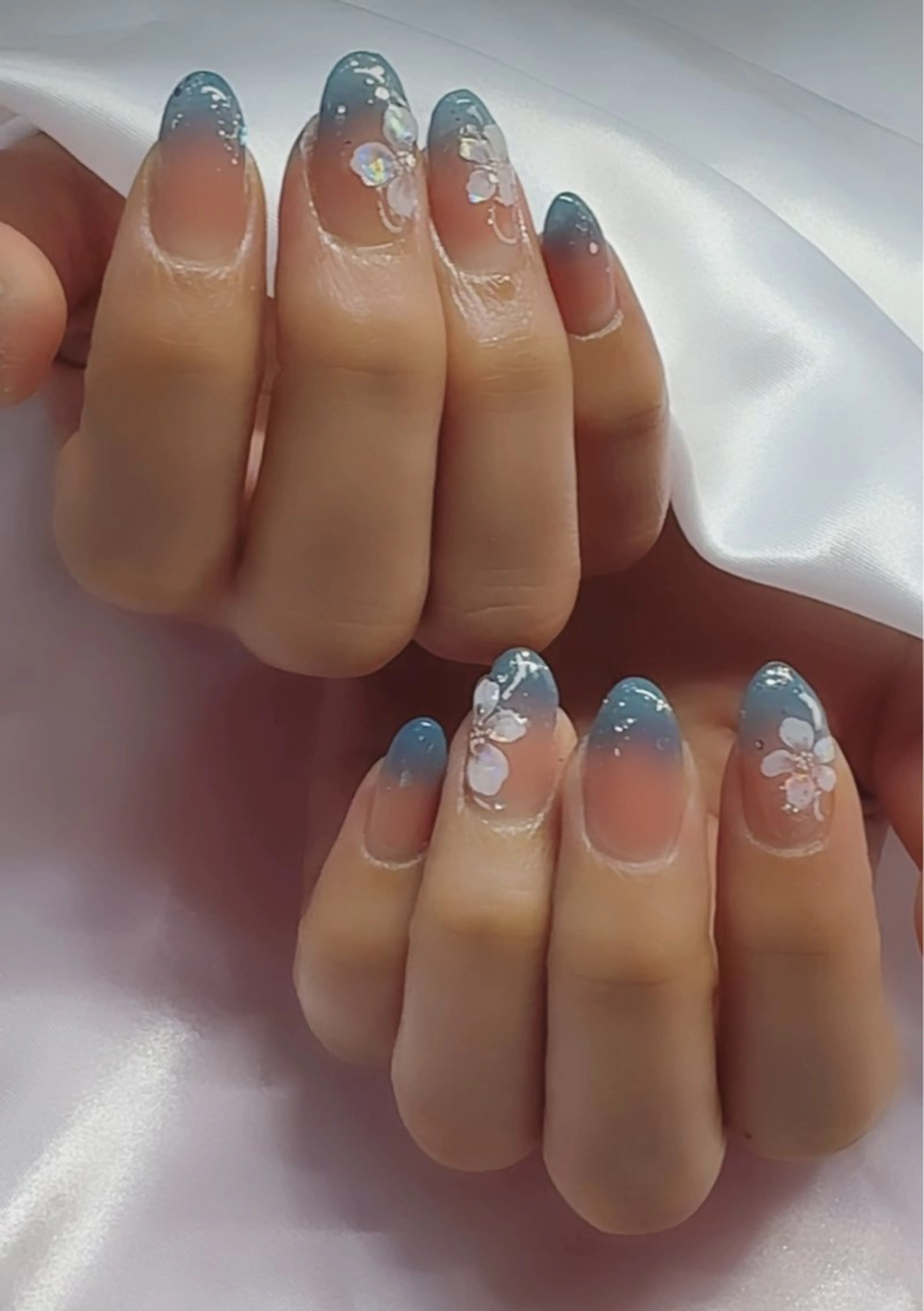 ネイル ブルー フラワーネイル グラデーション SINCERELY シンシアリー🌈のネイルデザイン