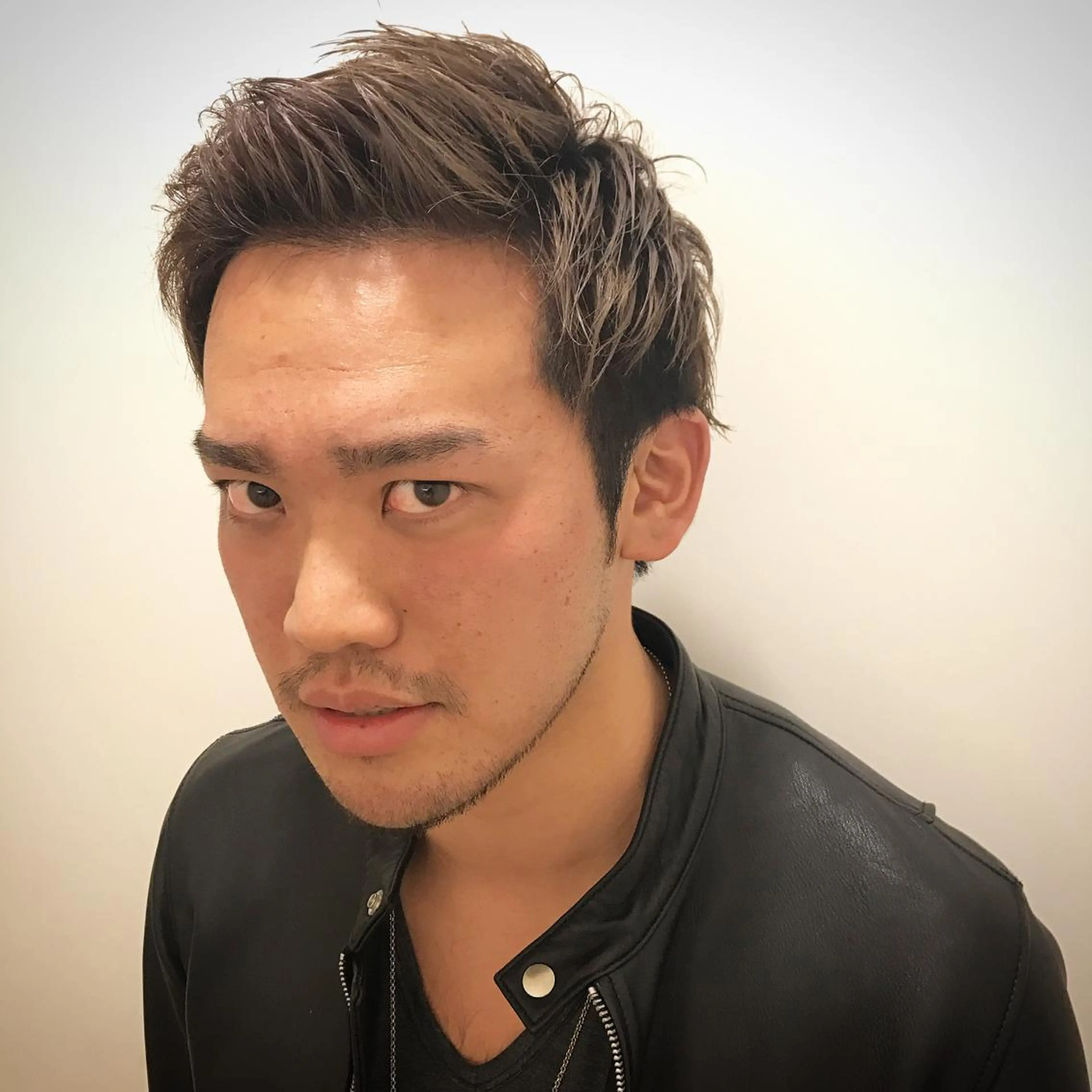 ショート カラー パーマ メンズ メンズブリーチ ブリーチ グレージュ ヘアカラー 平内 賢人のヘアスタイル