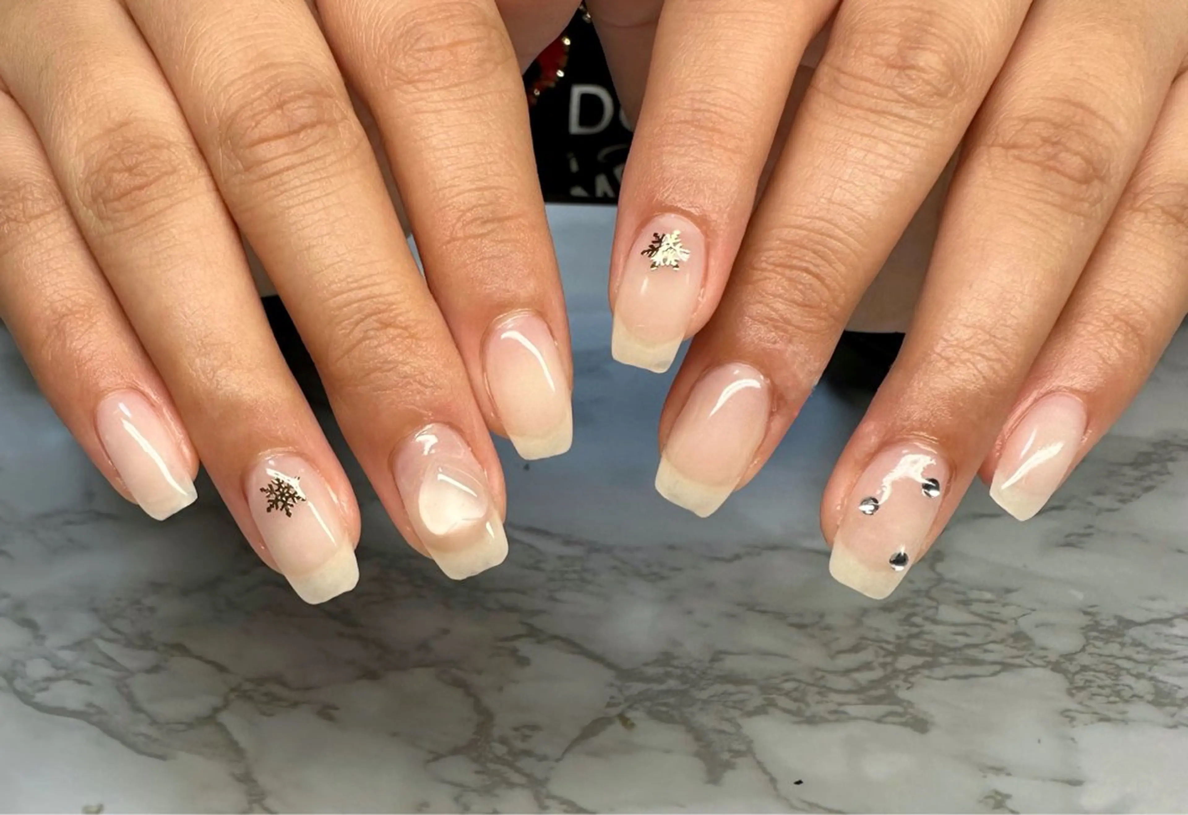 ネイル オーロラネイル ニュアンスネイル ワンカラーネイル M.N_ nailのネイルデザイン