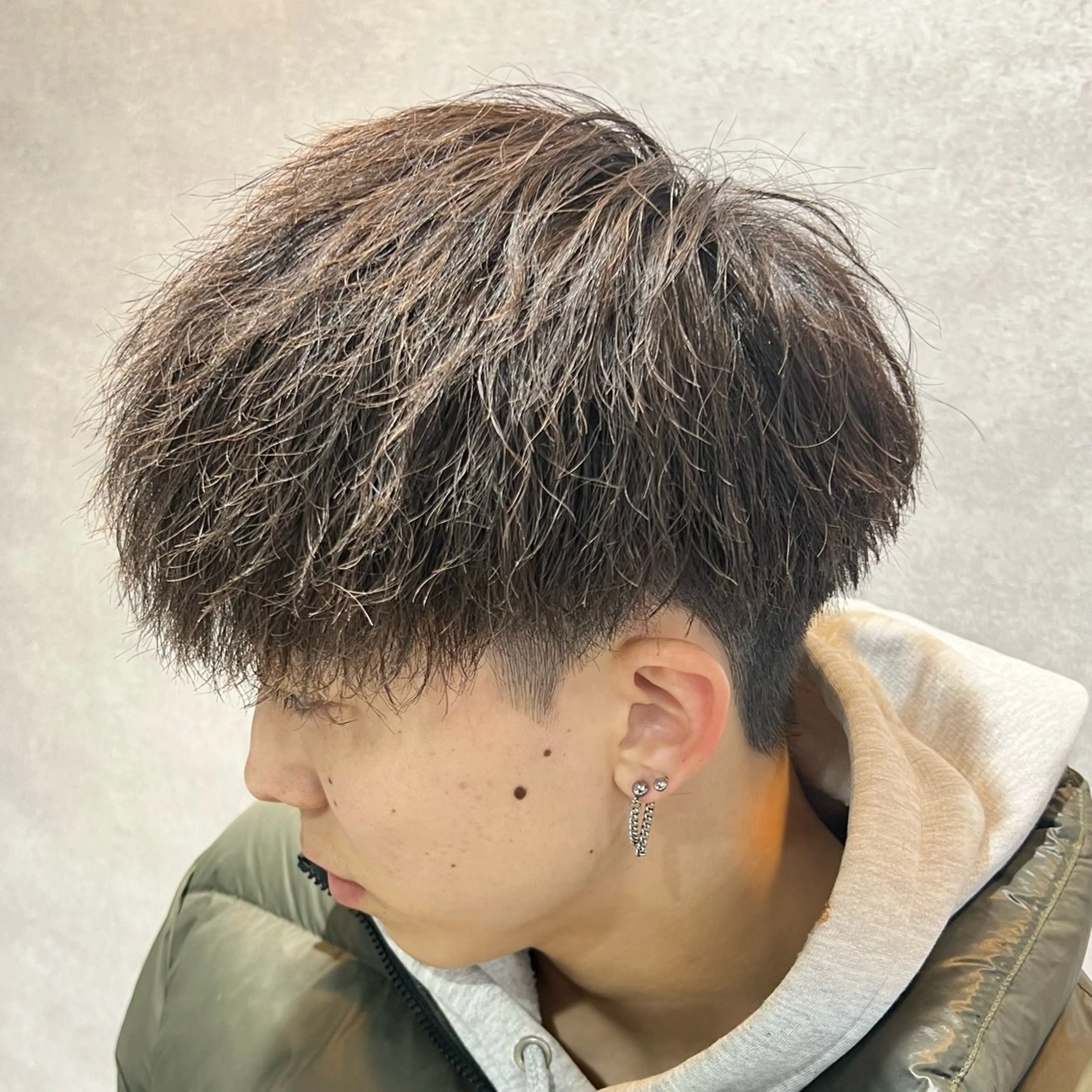 ショート カラー パーマ ヘアアレンジ メンズ センターパート メンズハイライト メンズメッシュ マッシュ メンズパーマ カット パーマ トリートメント ヘッドスパ ヘアセット 仕上がり満足度No. 1🔥BLUCK🔥のヘアスタイル