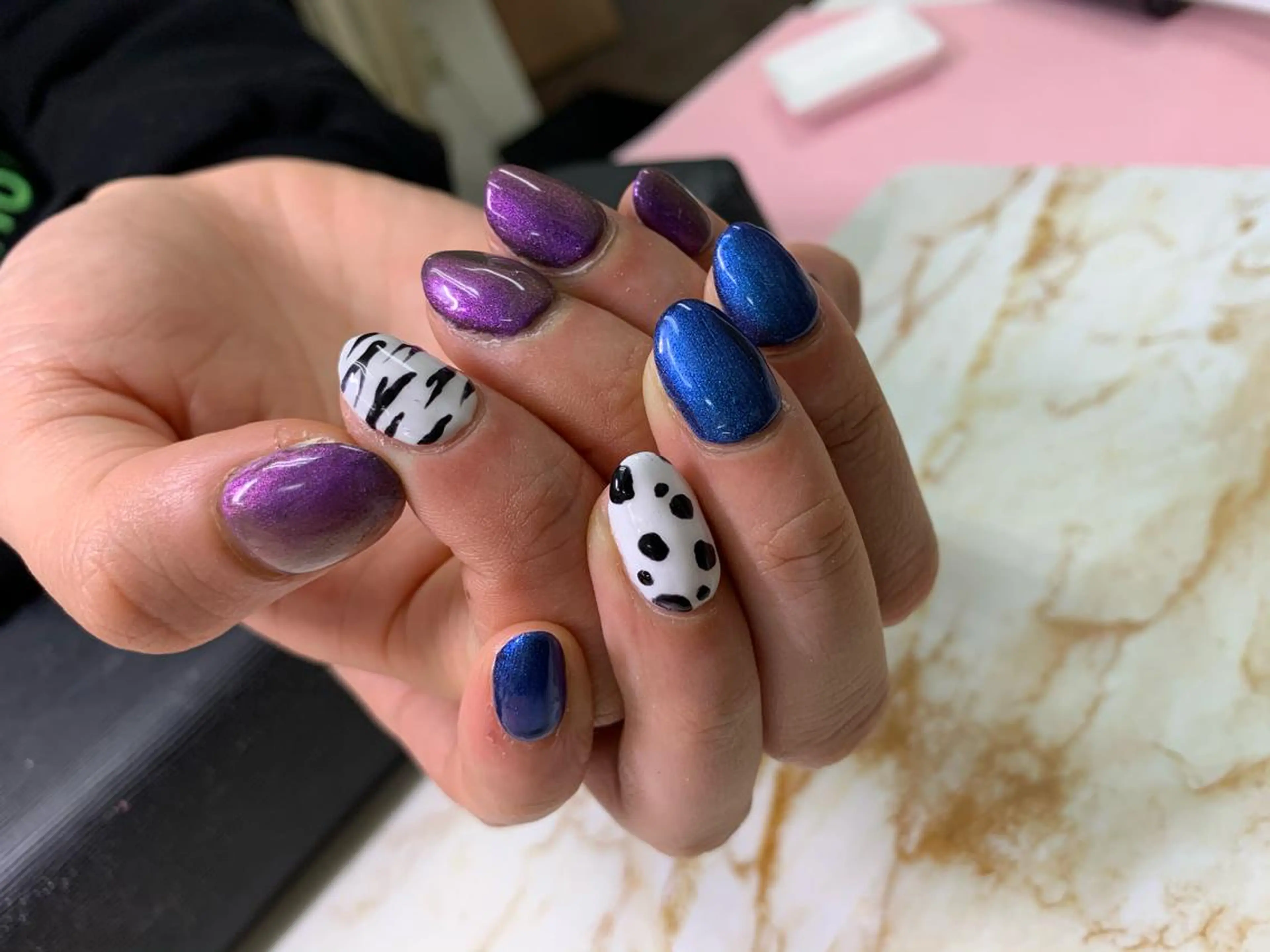 ネイル 指名支持率NO.1 スタイリストのヘアスタイル