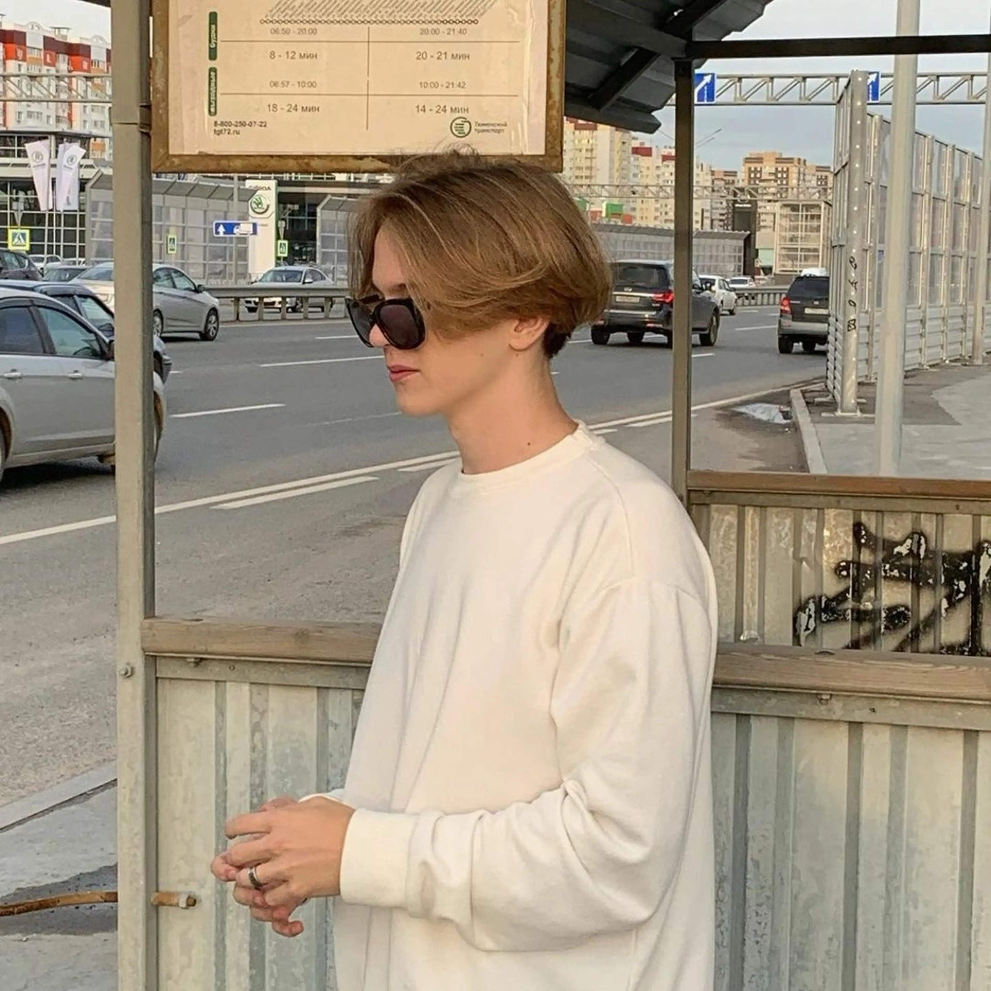 ミディアム パーマ ヘアアレンジ メンズ ミディアムパーマ フェザーパーマ メンズパーマ 艶カラー の達人のヘアスタイル