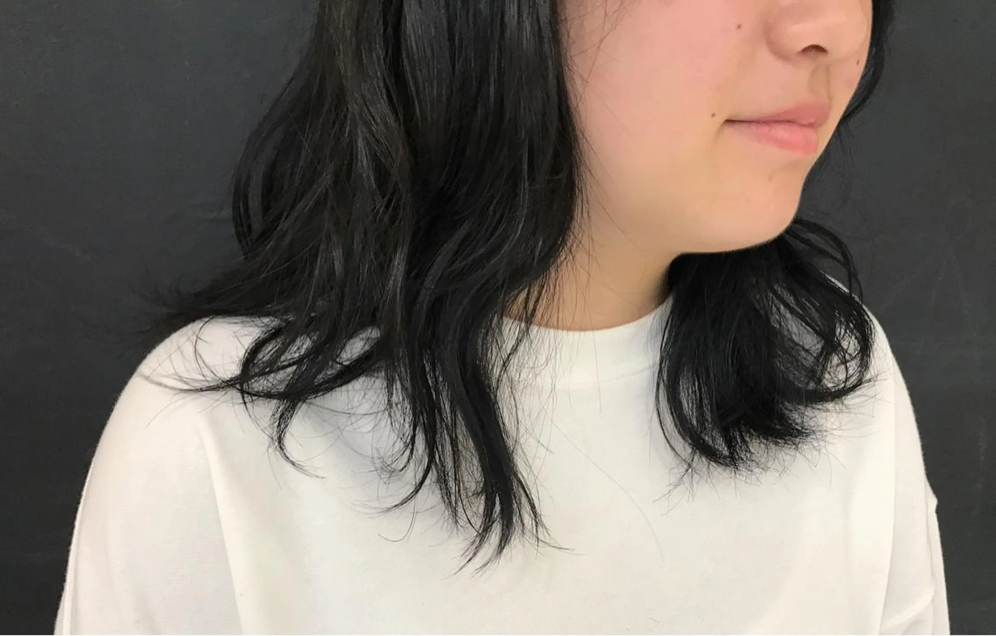 ミディアム アッシュ 伊藤 陽のヘアスタイル