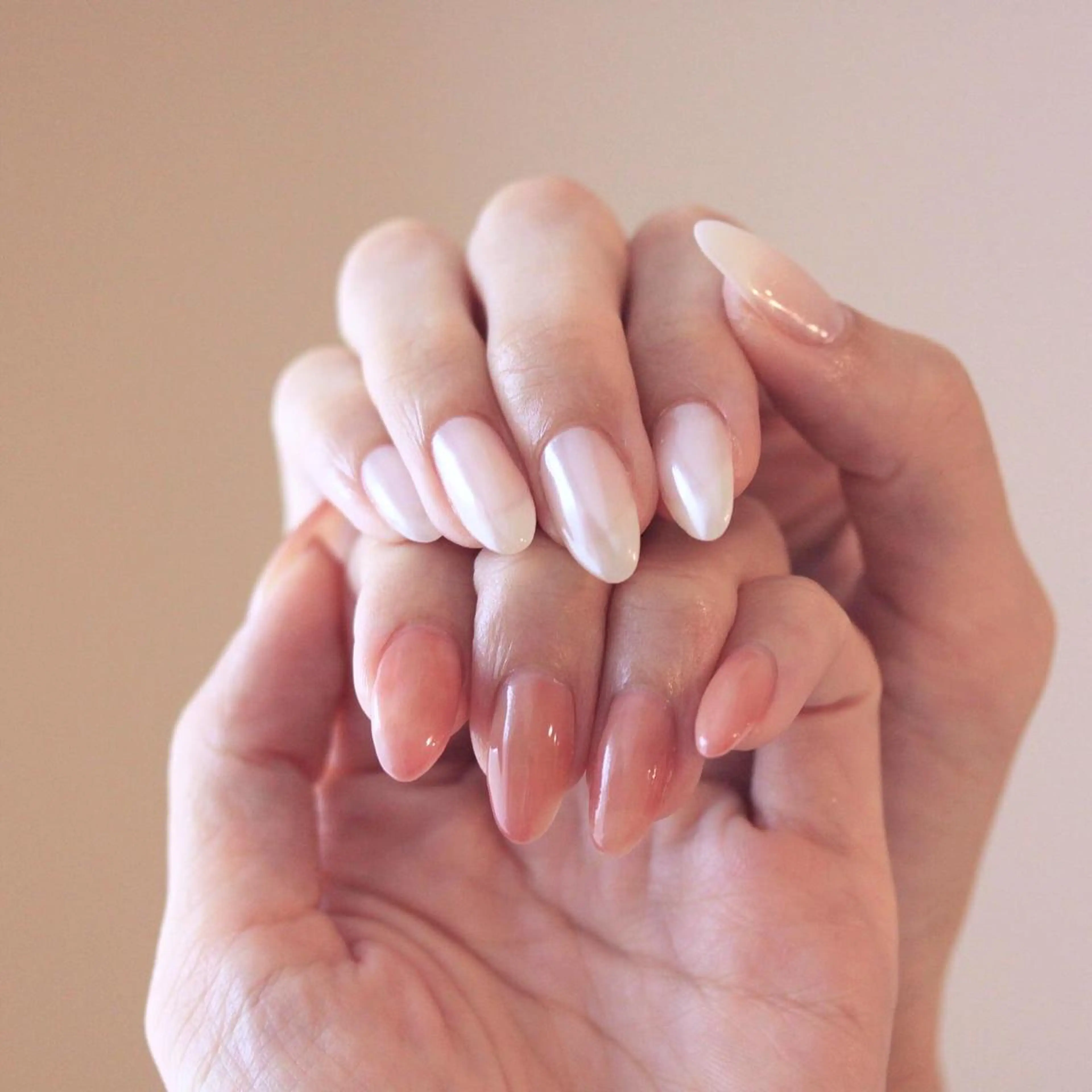ネイル 氷ネイル・うるうるネイル ニュアンスネイル ネイルチップ ホワイト ハンドネイル Elio所属・Elio 国泰寺のネイルデザイン