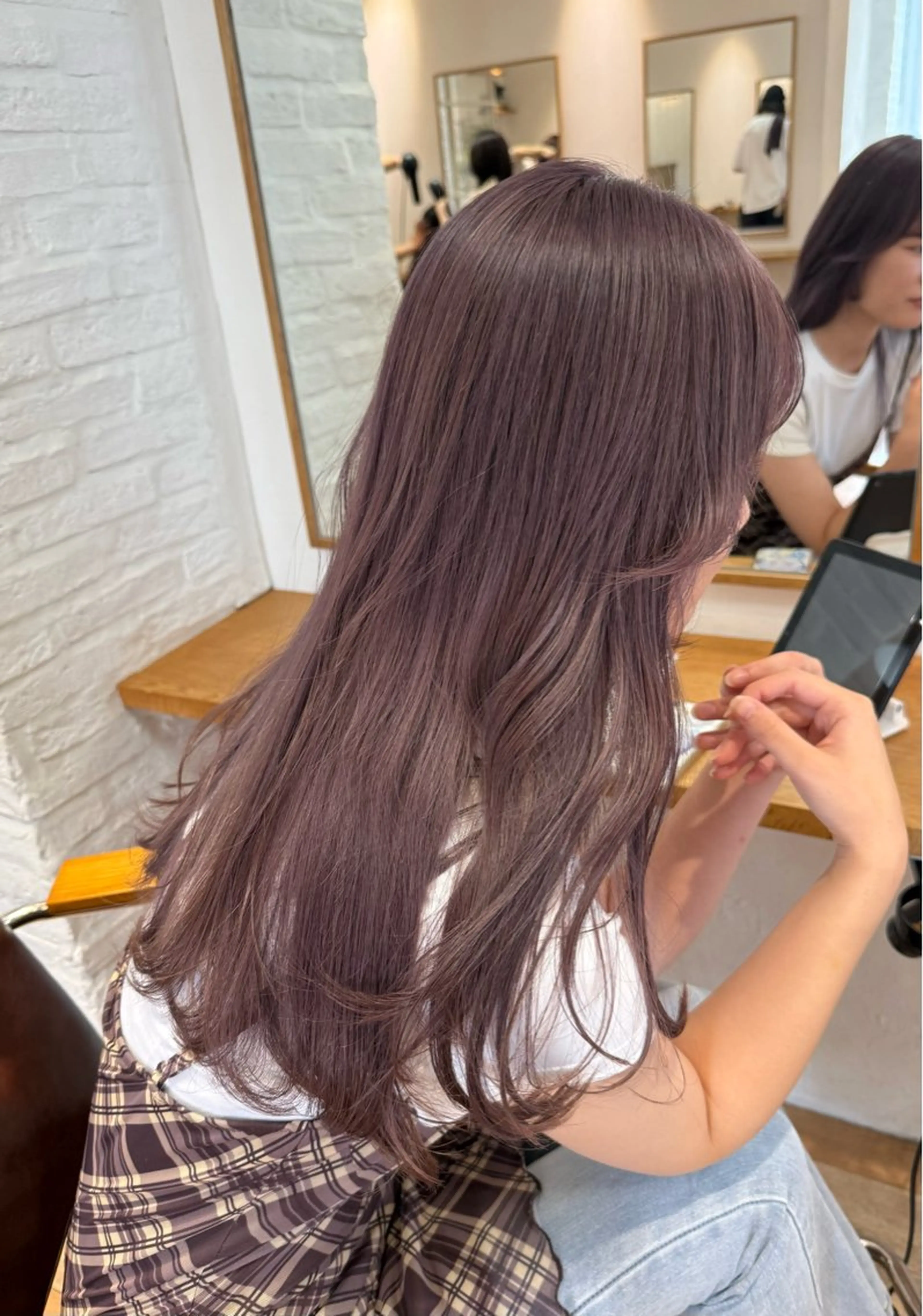 ロング カラー ミルクティー× グレージュMOMOのヘアスタイル