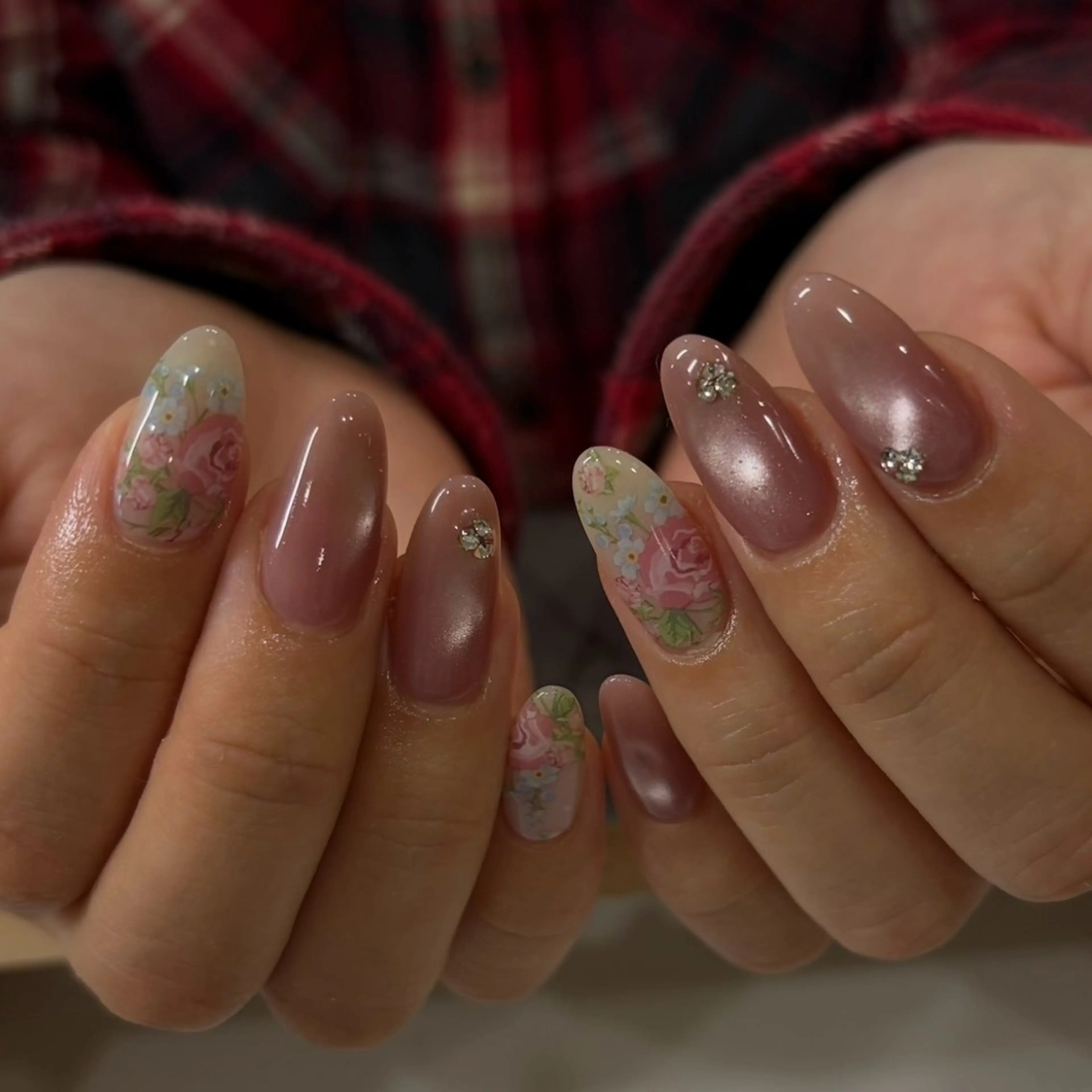 ネイル ハンドネイル 𝑟𝑖𝑠𝑎 🕯‎🤍のネイルデザイン