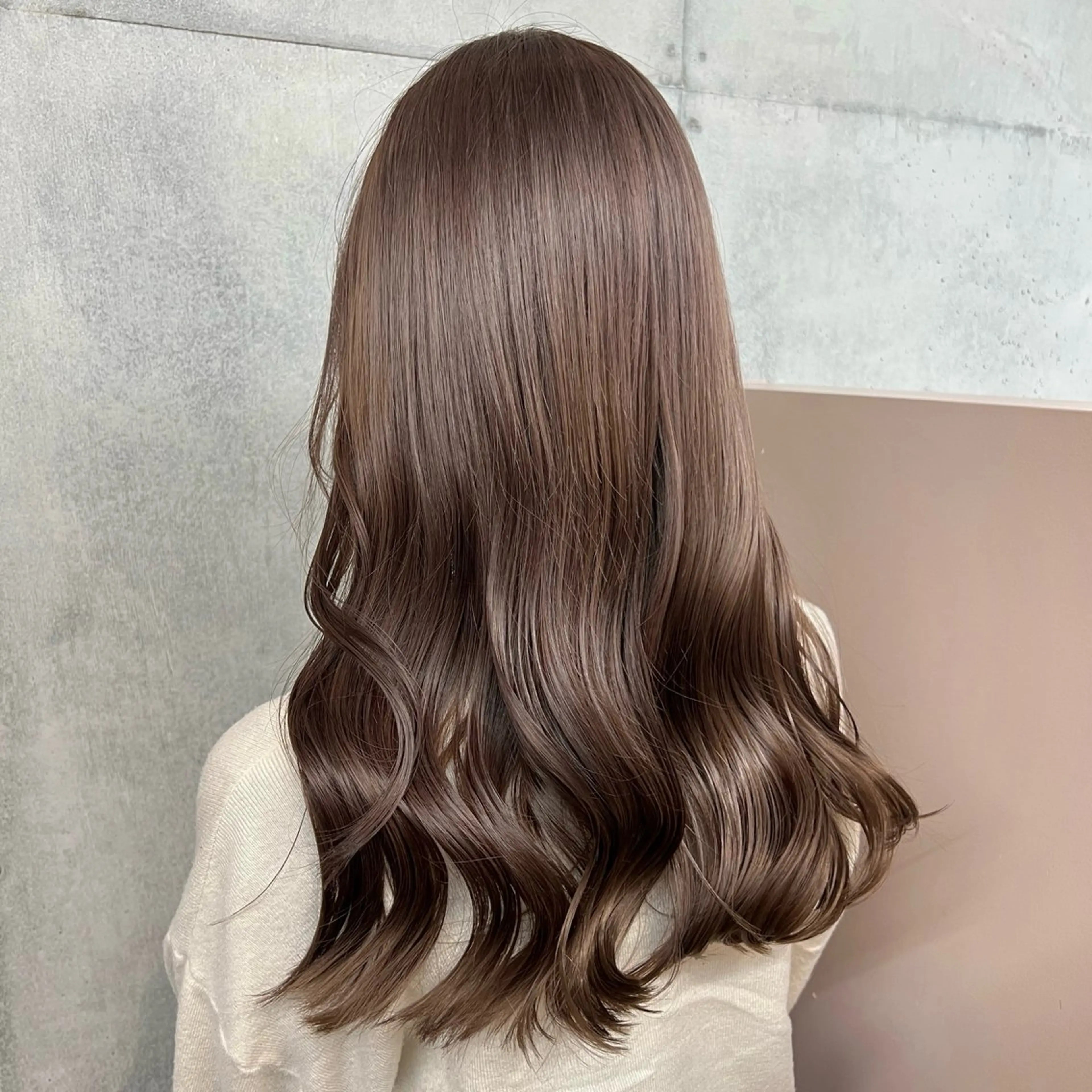 ロング カラー ブリーチ 透明感カラー グレージュ カット ヘアカラー カコ/レイヤーカット ヘアアレンジのヘアスタイル
