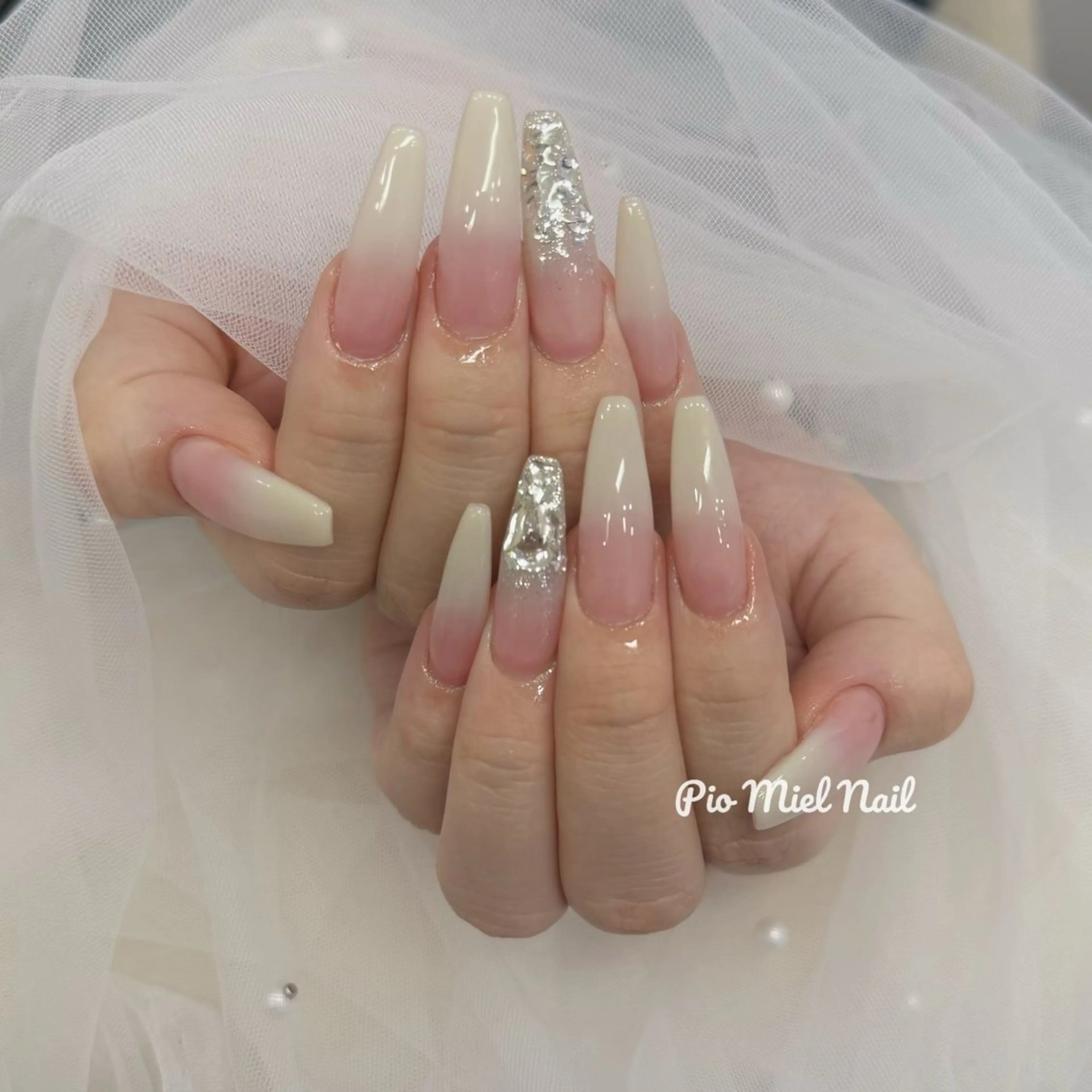 セミロング 韓国風ヘア ハンドネイル momo 長さだしのネイルデザイン