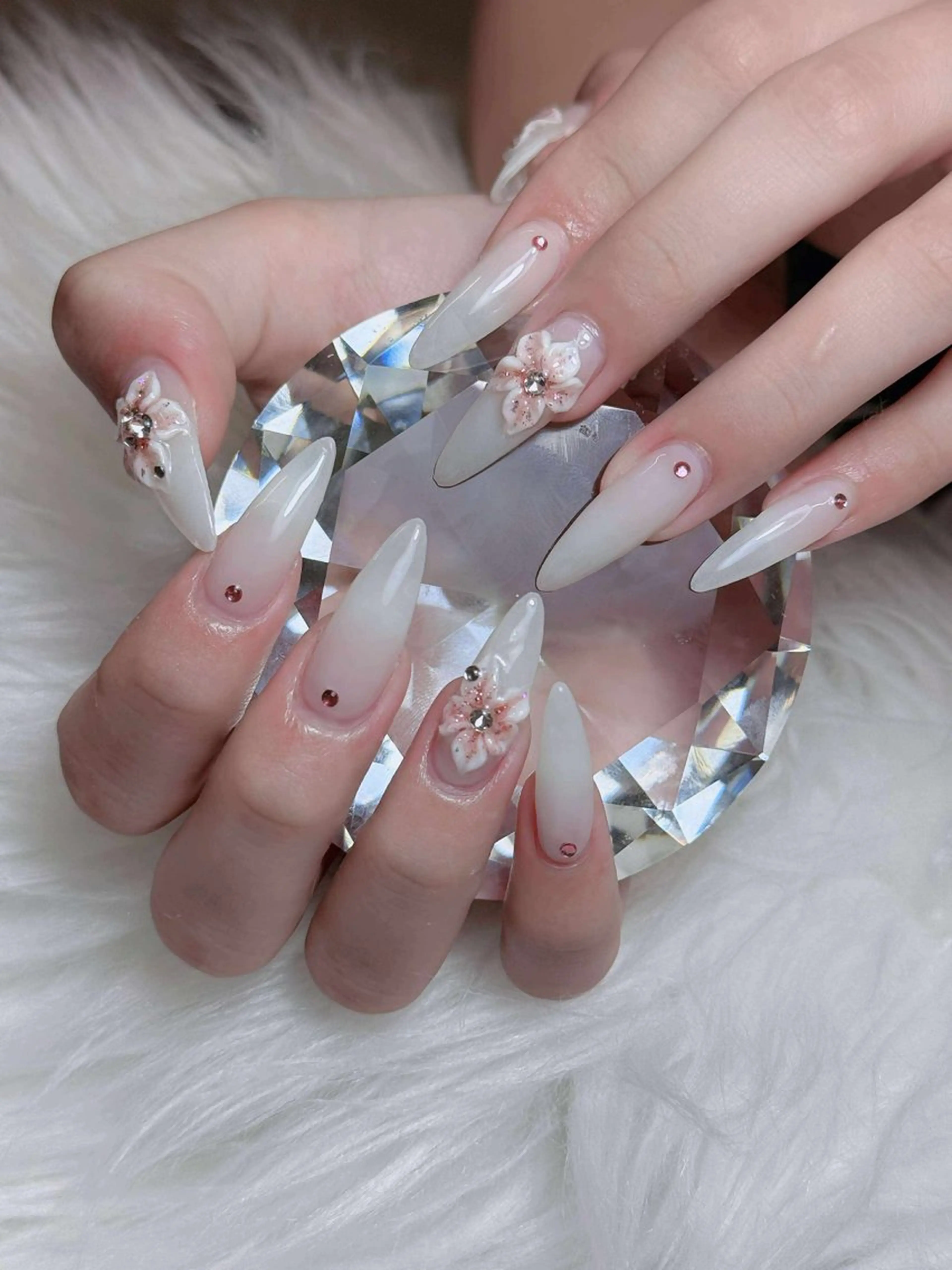 ネイル オーロラネイル チークネイル フットネイル フレンチネイル 韓国ネイル ハンドネイル Lumi Nail 新大久保3‘のネイルデザイン