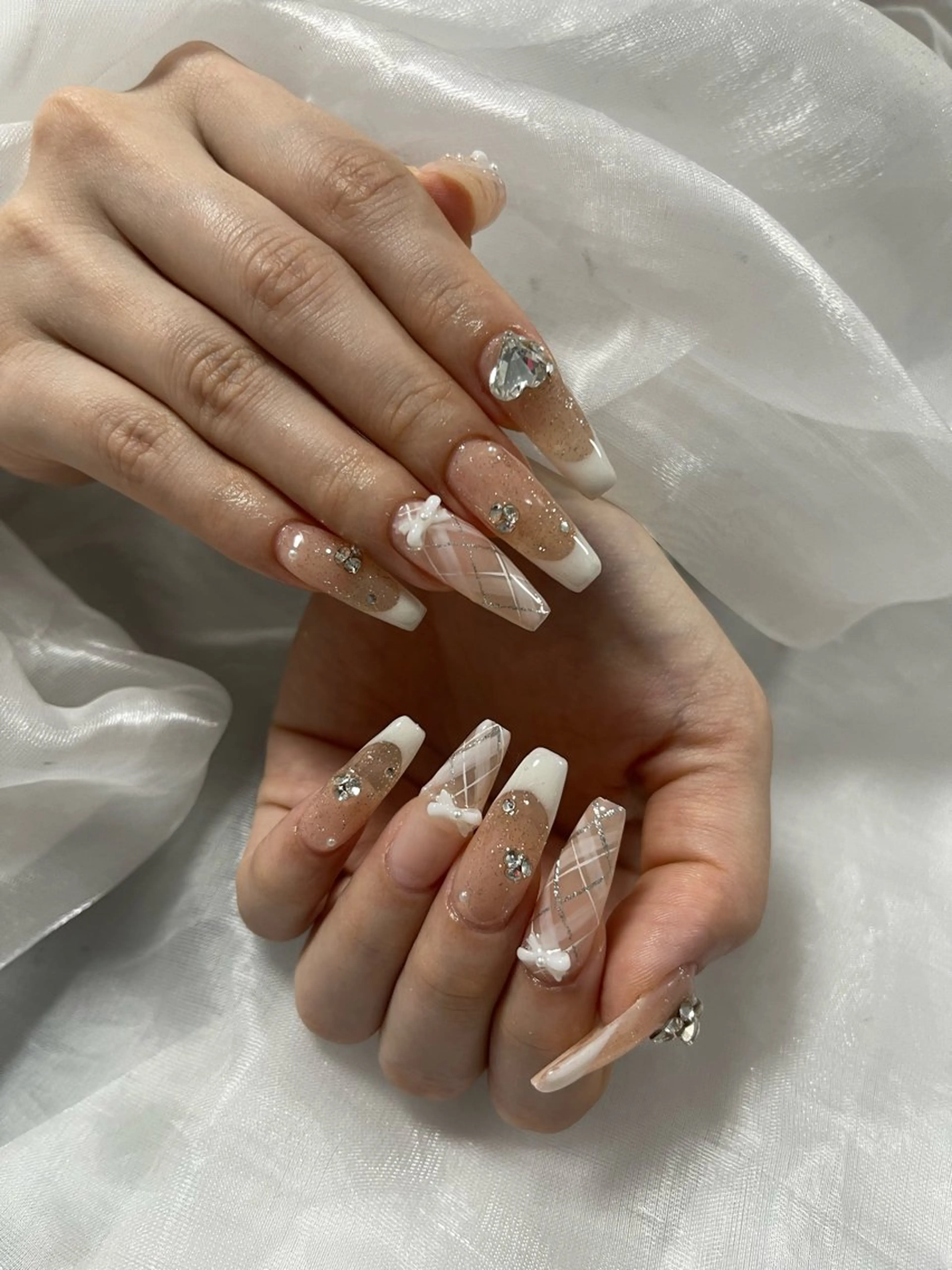 ネイル オーロラネイル クリアネイル フラッシュネイル ジェルネイル グラデーション ハンドネイル Amee Nailsalonのネイルデザイン