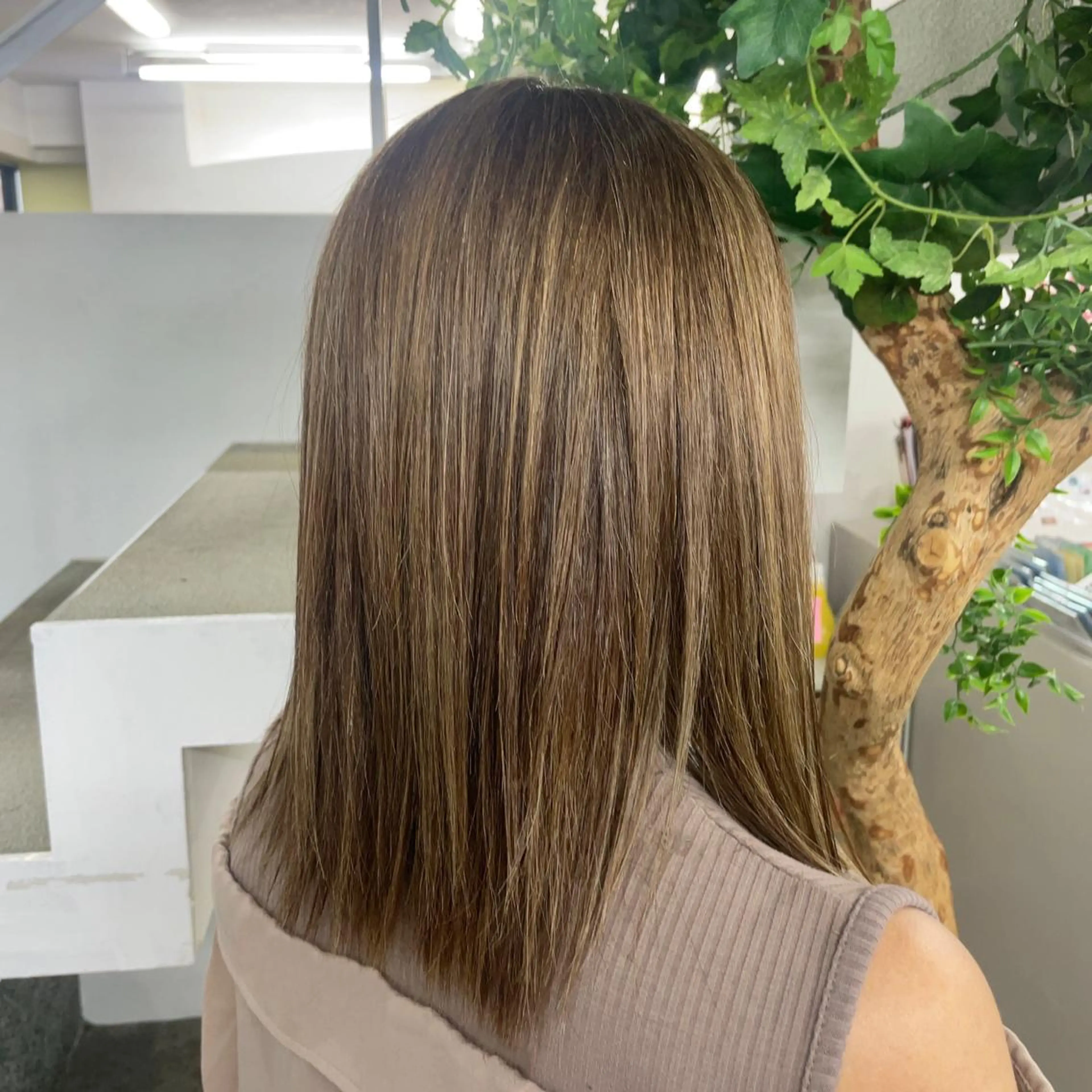 ミディアム カラー ベージュカラー ブリーチ ハイライトカラー ブリーチなしカラー ハイライト カット ヘアカラー 山田 里美のヘアスタイル