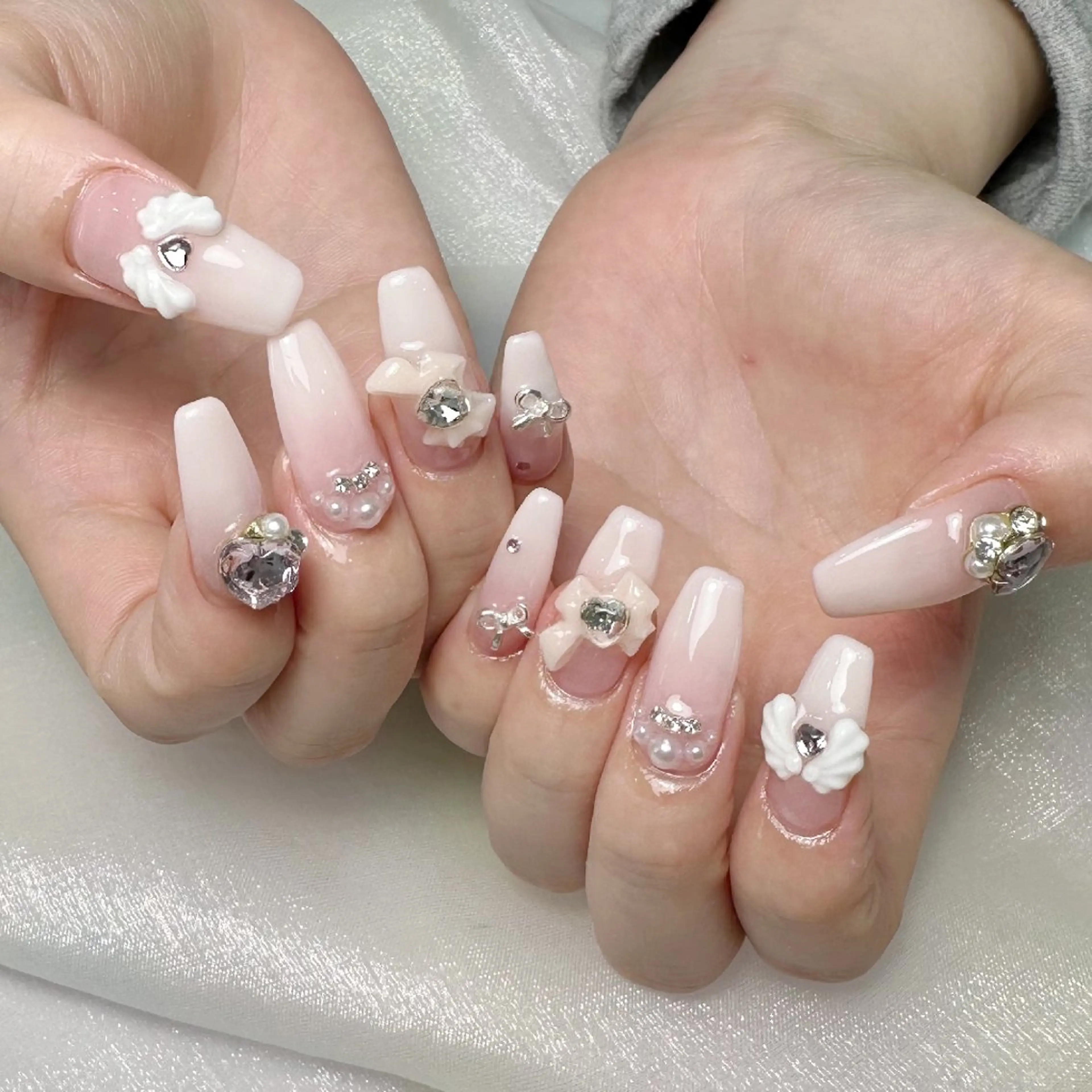 ネイル チークネイル フレンチネイル ジェルネイル ガーリー キラキラネイル ハンドネイル UM Nail Salonのネイルデザイン