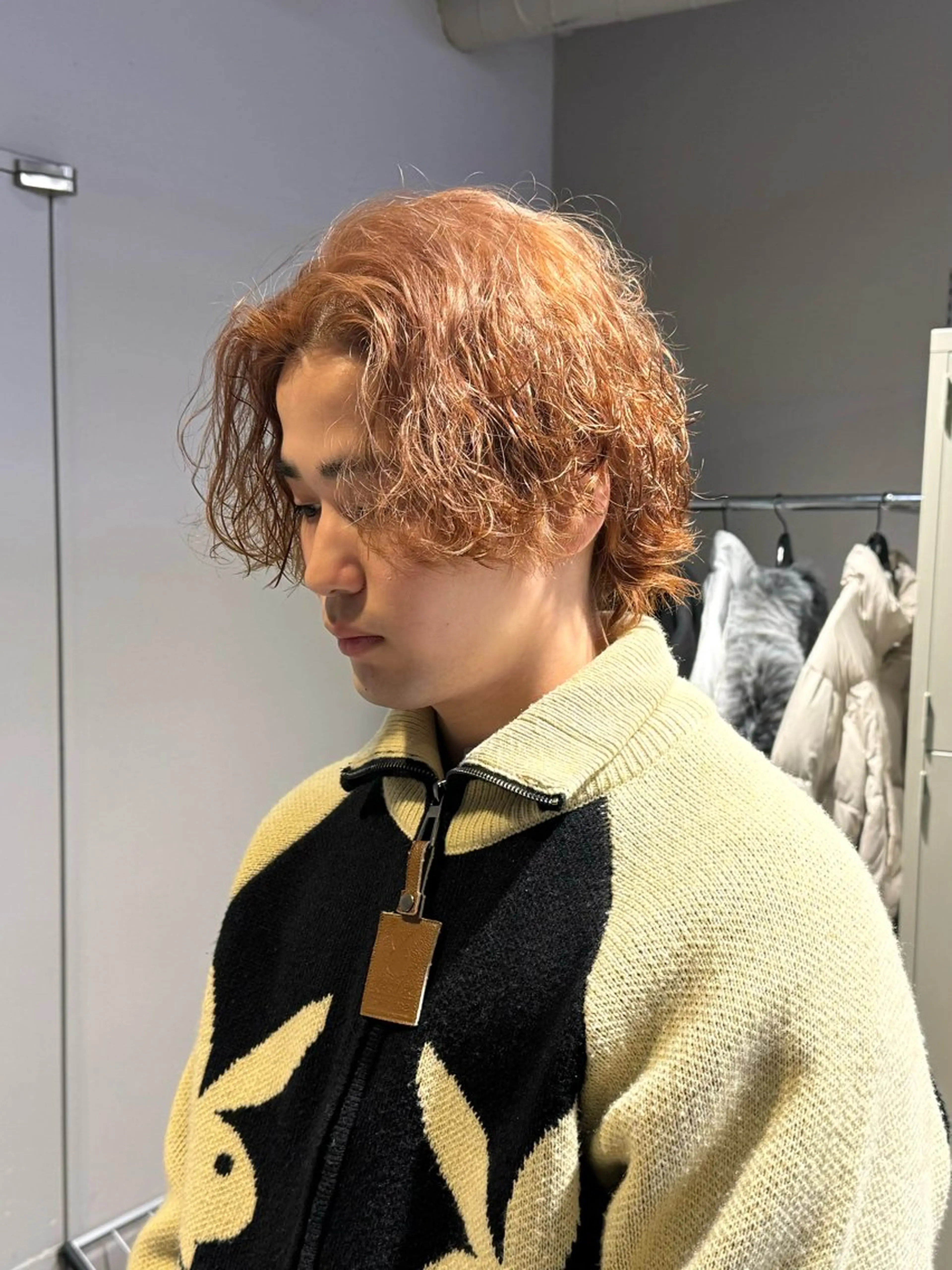 ミディアム カラー ヘアアレンジ メンズ センターパート ベージュカラー ミルクティーベージュ カット ヘアカラー トリートメント ヘアセット 顔まわりカット の達人のヘアスタイル