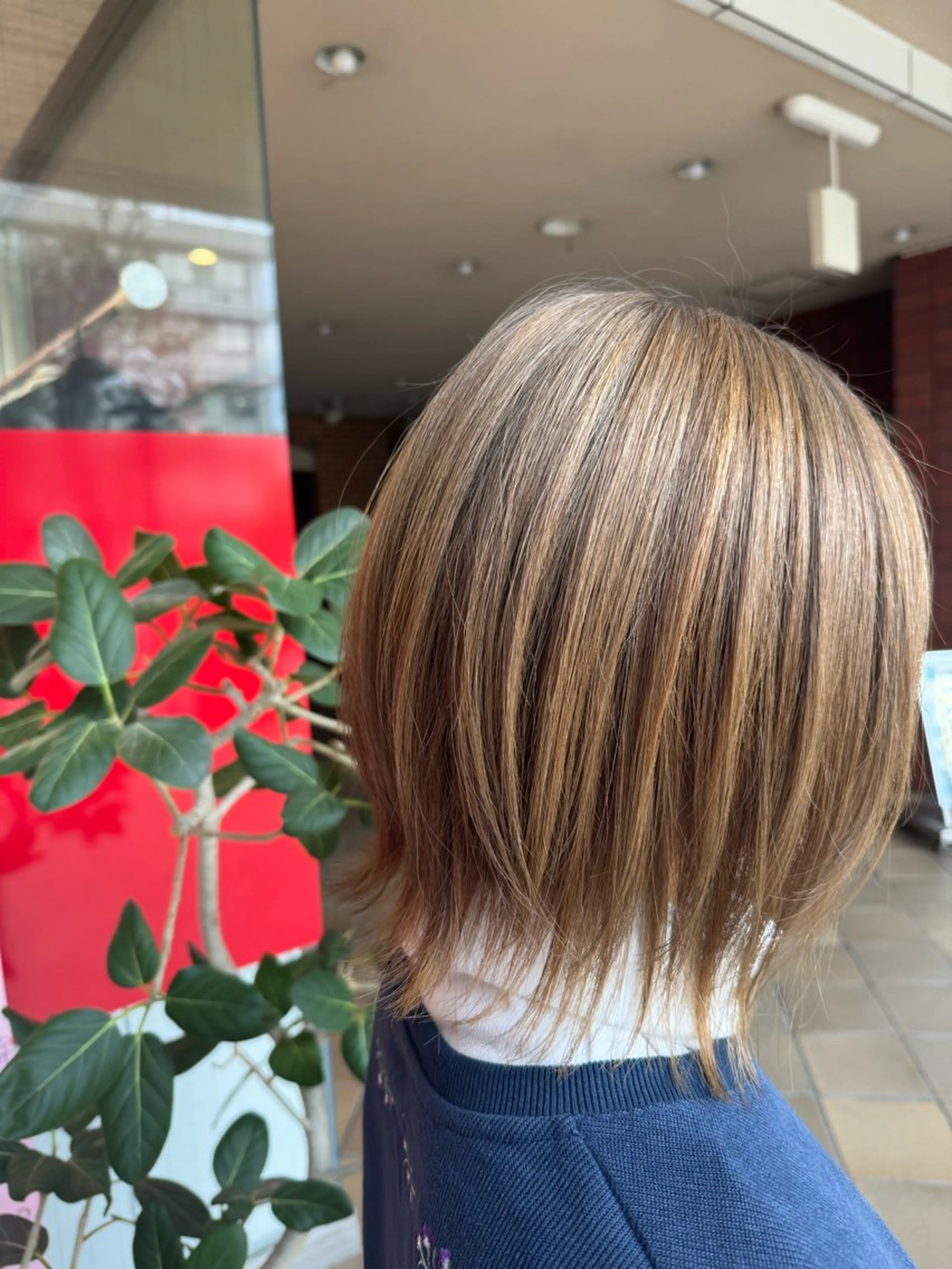 ショート カラー ベージュカラー ブリーチ レイヤーカット 藤川 瑛梨奈のマツエク・マツパデザイン