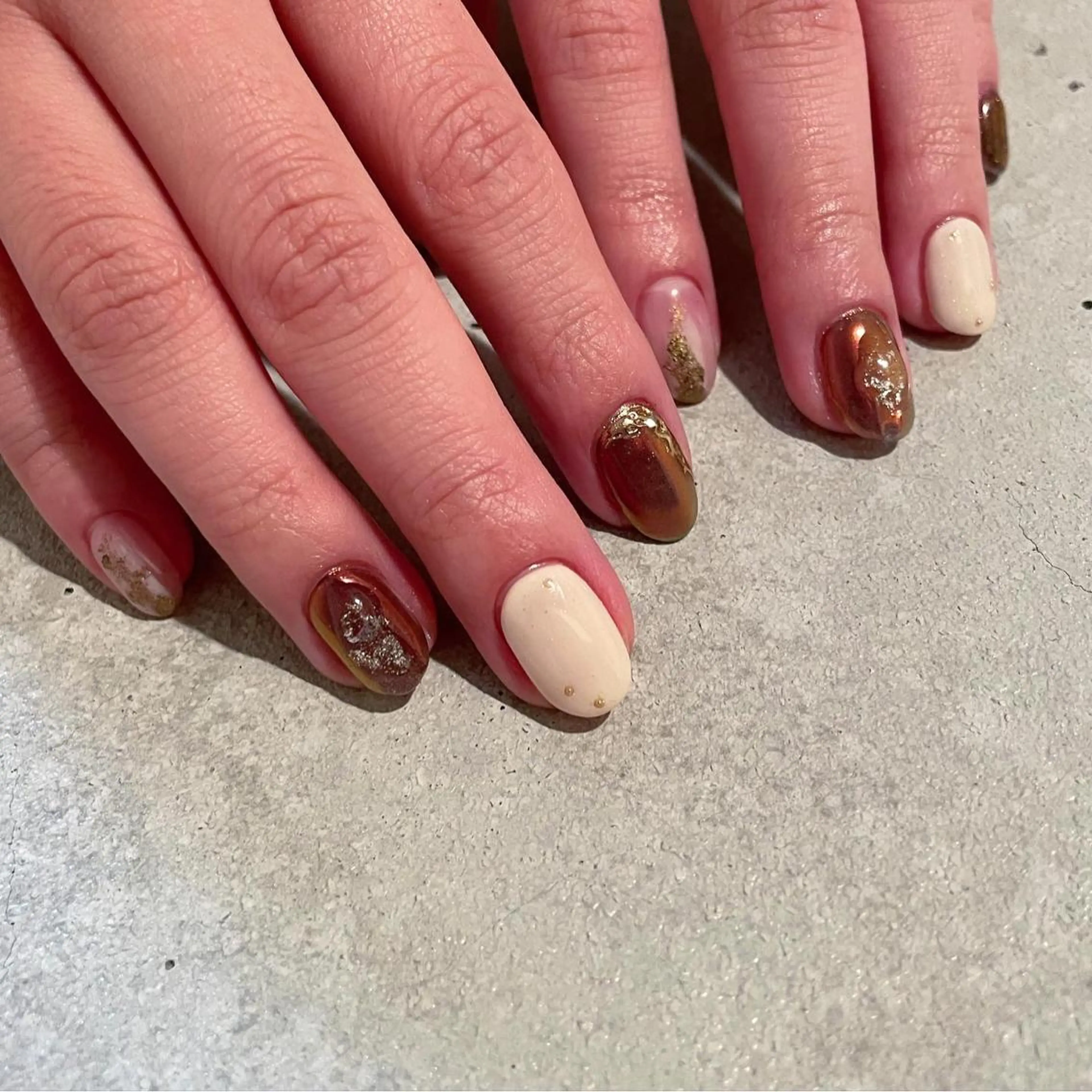 ネイル ブラウン カジュアル ミラーネイル ニュアンスネイル ぷっくりネイル ハンドネイル ハンドケア lyly.nail所属・lylynail YUUKAのネイルデザイン