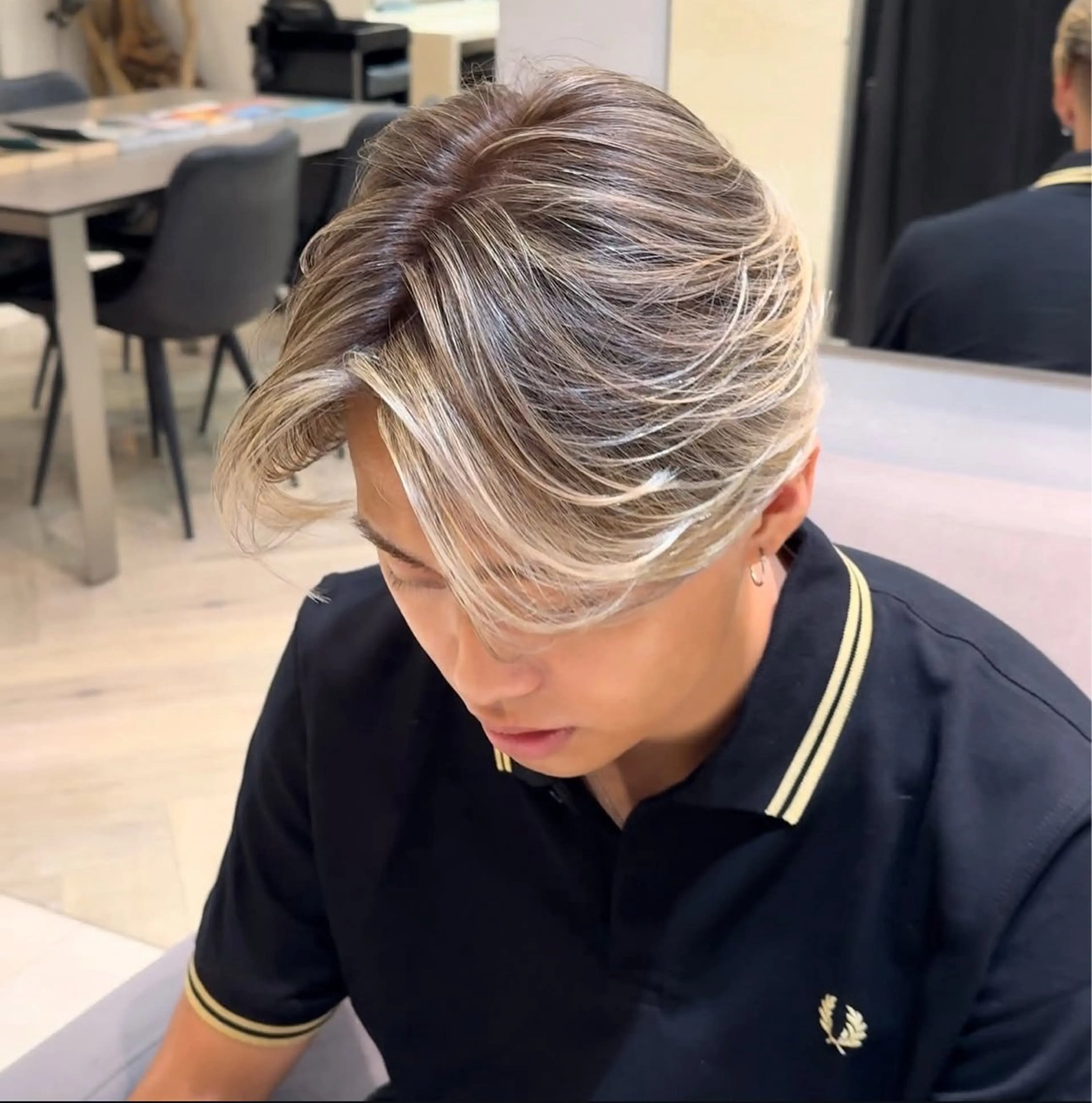 ミディアム カラー メンズ メンズバレイヤージュ メンズハイライト バレイヤージュ ハイライトカラー ハイライト iCON TOKYO 海外風ヘア特化サロンのヘアスタイル