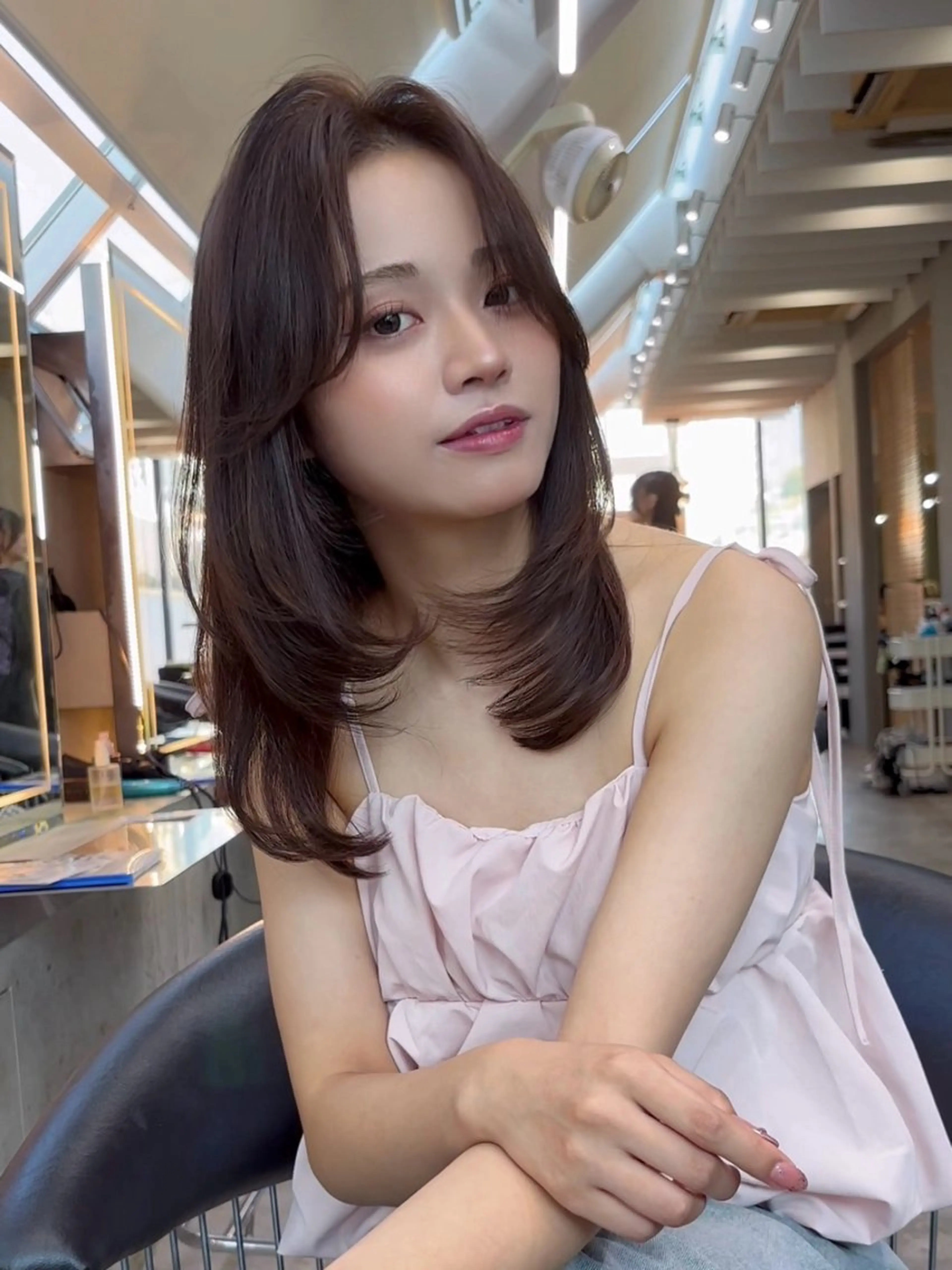 ミディアム カラー ミディアムレイヤー ベージュカラー レイヤーカット 縮毛矯正 カット ヘアカラー 【美髪矯正】 吉村　清志のヘアスタイル