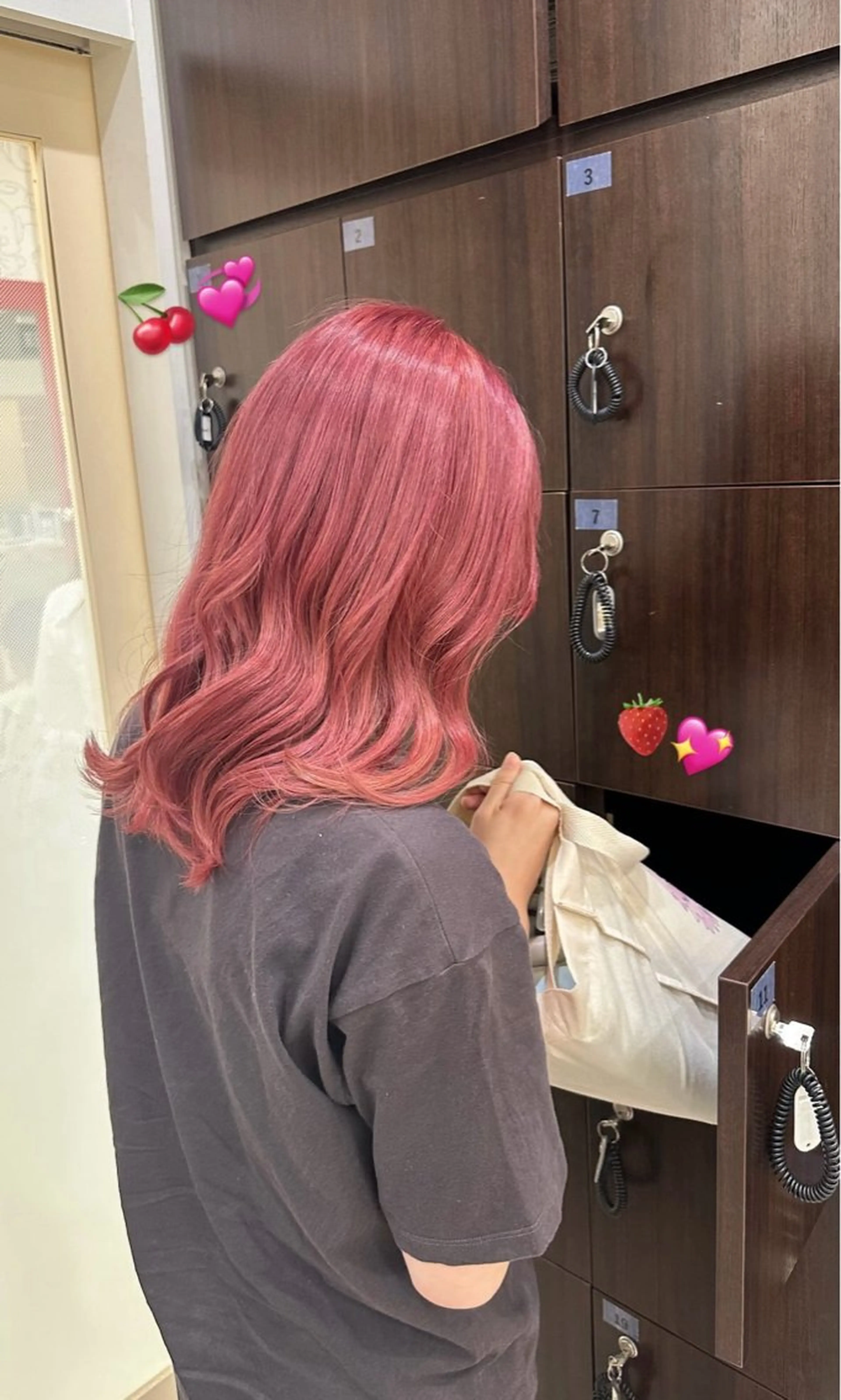 セミロング カラー ピンクカラー ヘアカラー tokute よしかわなお🍒のヘアスタイル