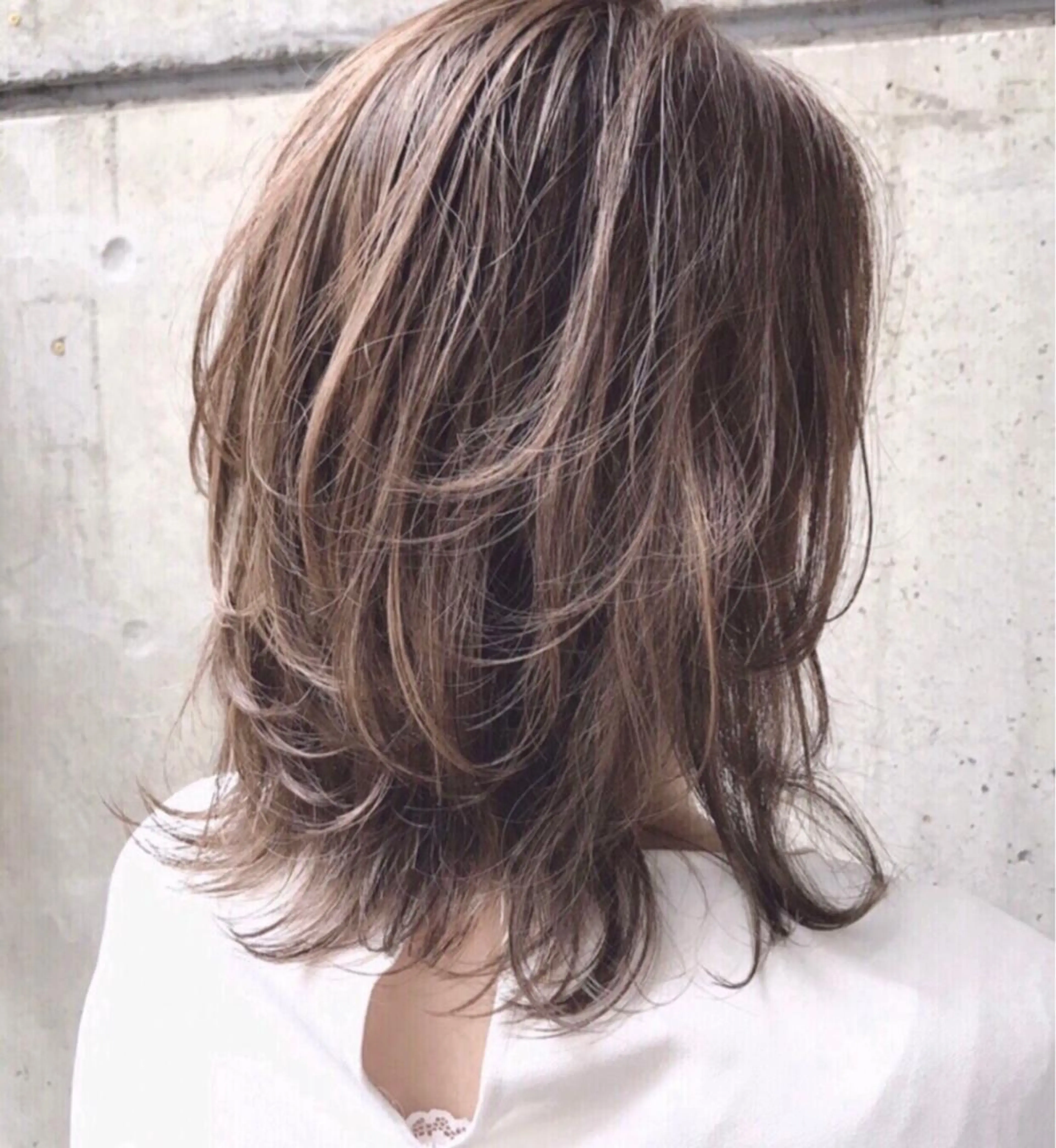 ミディアム ミディアムパーマ アッシュ くびれヘア かきあげバング 韓国風ヘア ヘアカラー DX  SHARE  SALON 　SHIBUYA所属・AKI アキのヘアスタイル