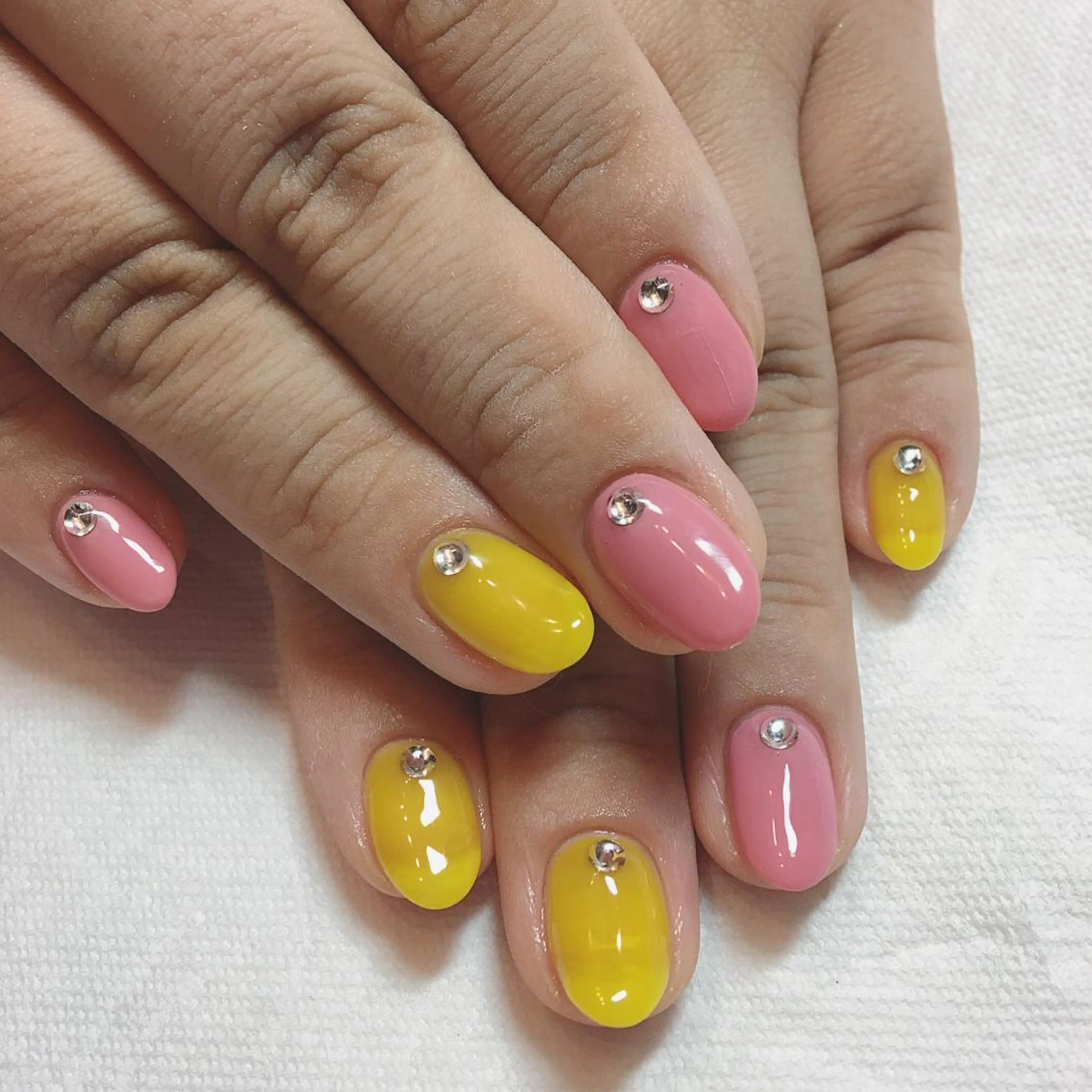 ネイル ワンカラーネイル ピンク シンプルネイル 黄色 THECOLORS所属・近貞 莉奈のネイルデザイン