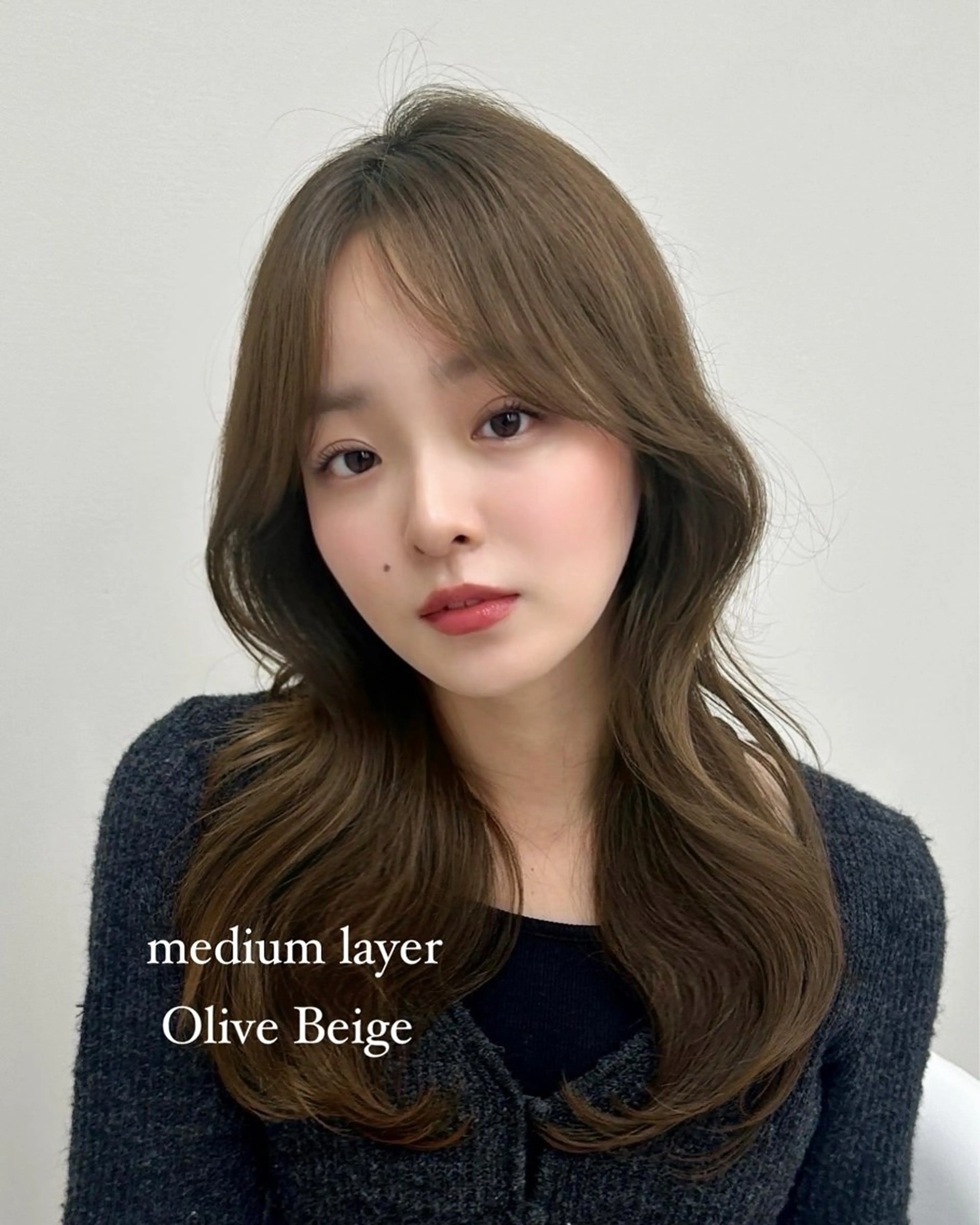 ミディアム カラー ベージュカラー オリーブベージュ オリーブカラー Aura所属・丸山 心 / 艶カラーのヘアスタイル