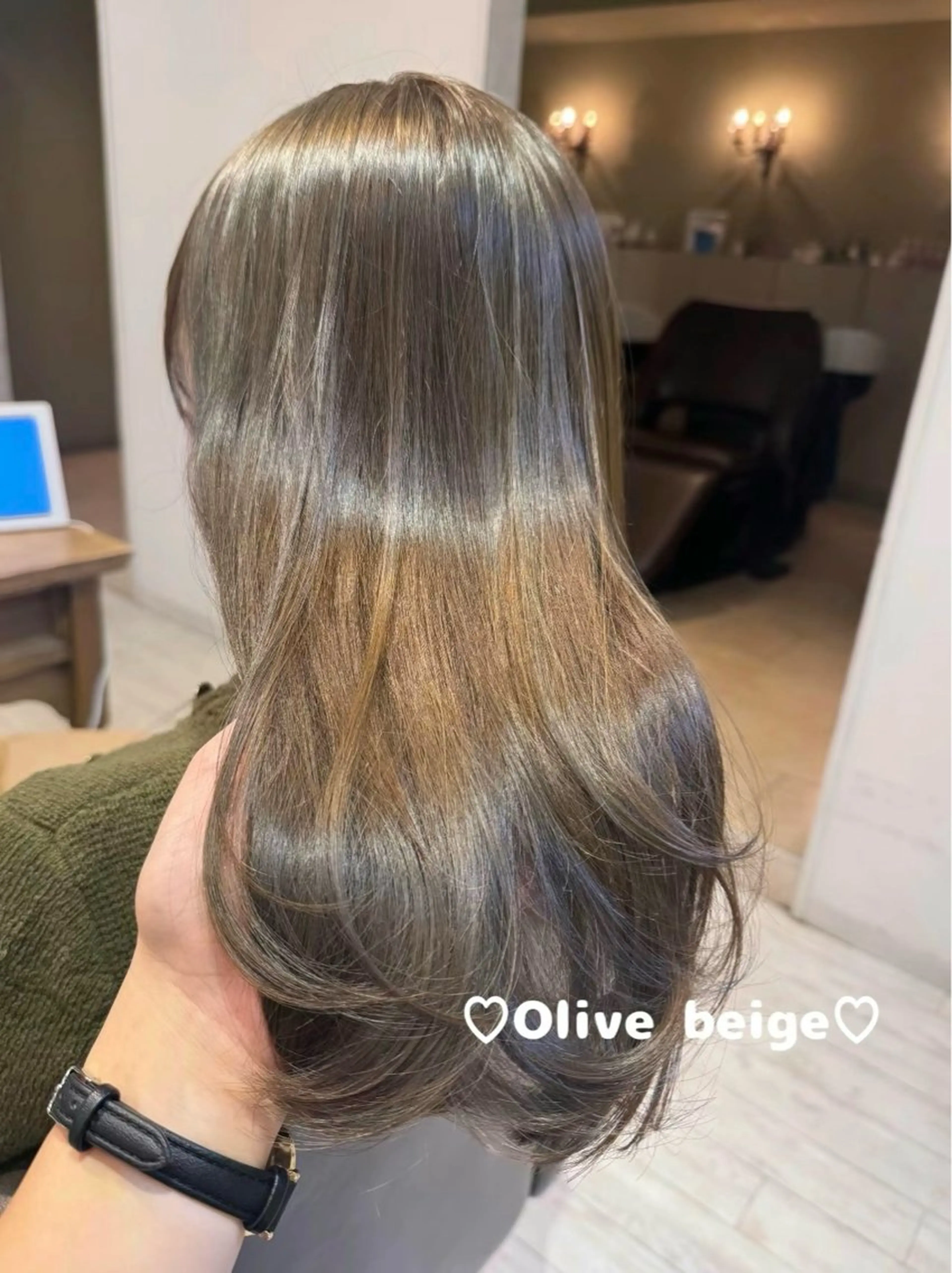 セミロング カラー アッシュ ベージュカラー グレージュ オリーブアッシュ オリーブベージュ レイヤーカット、 大人可愛い　中村美羅のヘアスタイル