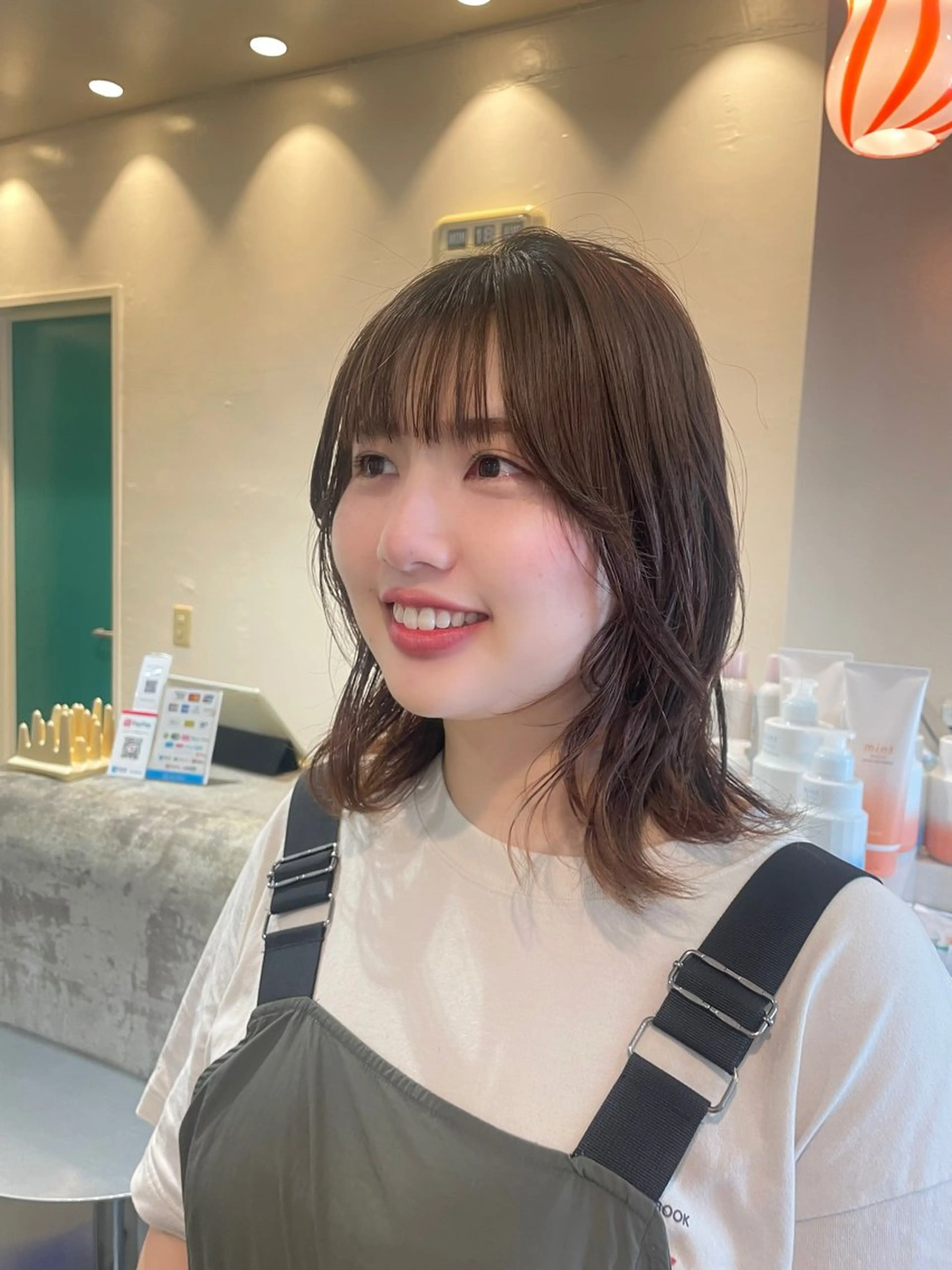 セミロング 天使の羽バング・フェザーバング 丸山 愛万音のヘアスタイル