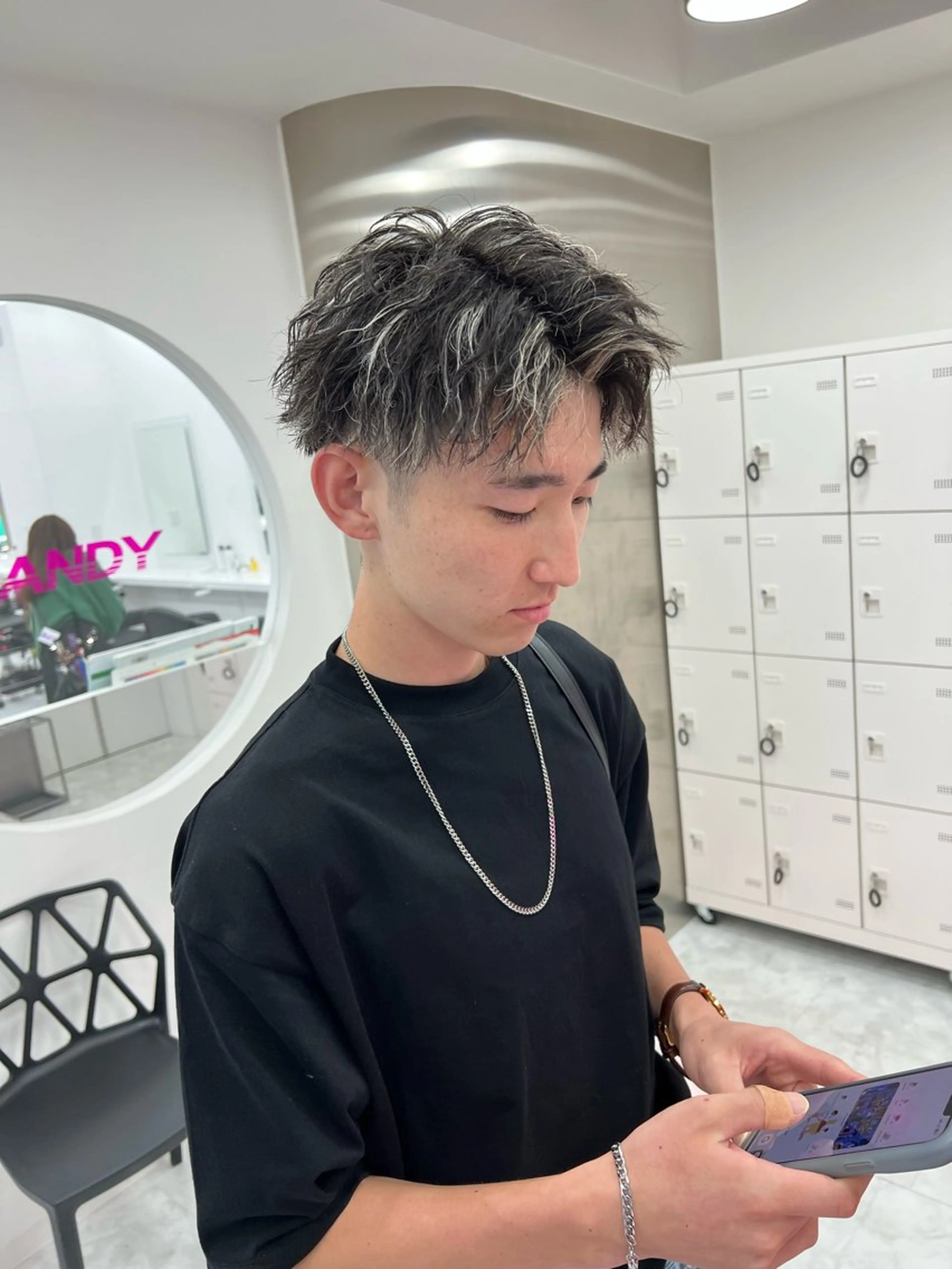 ミディアム パーマ メンズ ミディアムパーマ センターパート メンズ韓国風 韓国マッシュ マッシュウルフ ヘアカラー トリートメント ヘッドスパ ヘアセット トレンド/レイヤー うる艶🪞CANDYのヘアスタイル