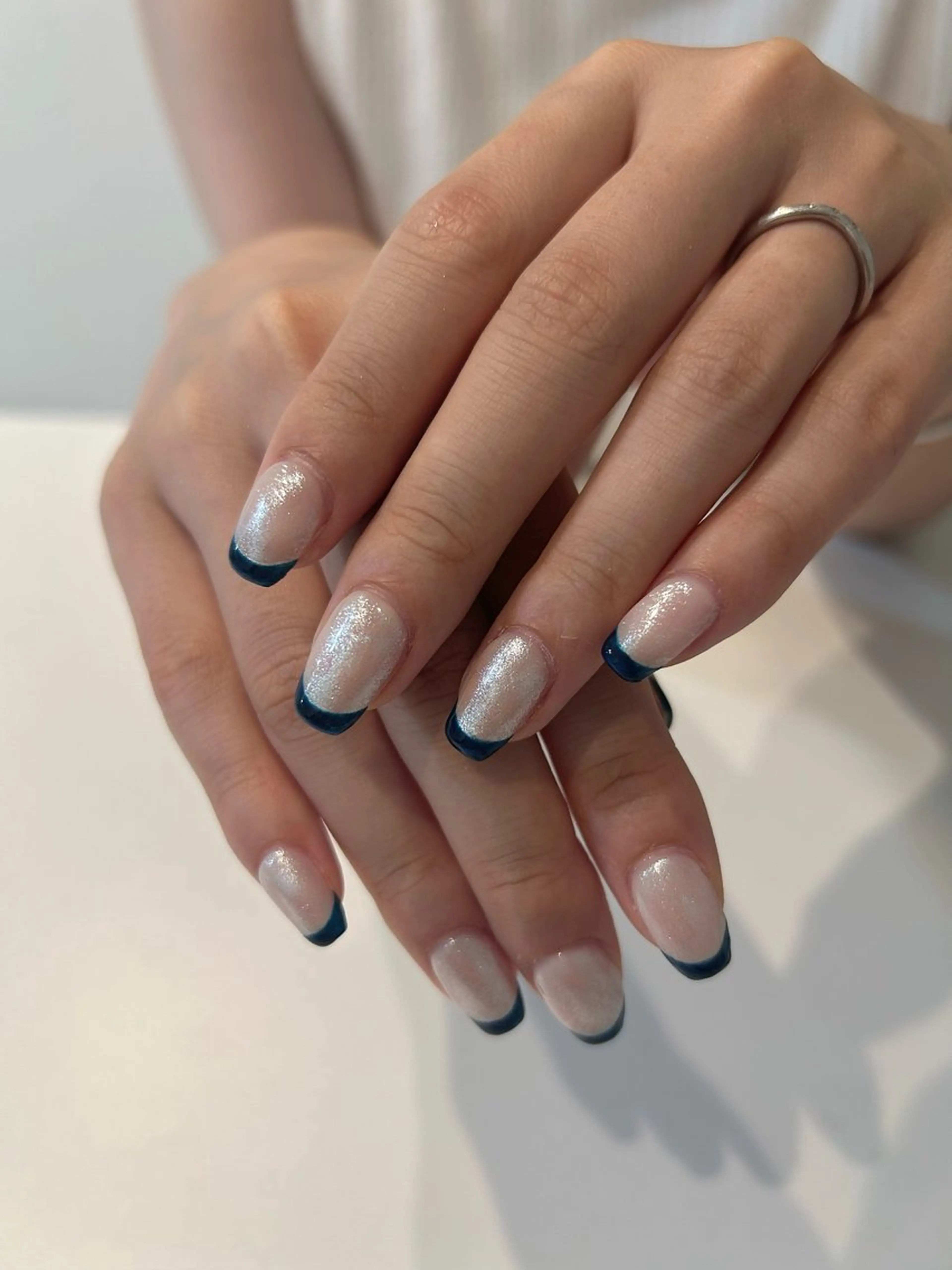 ネイル オーロラネイル フレンチネイル キラキラネイル ネイビー katarina🪐 filonnailのネイルデザイン