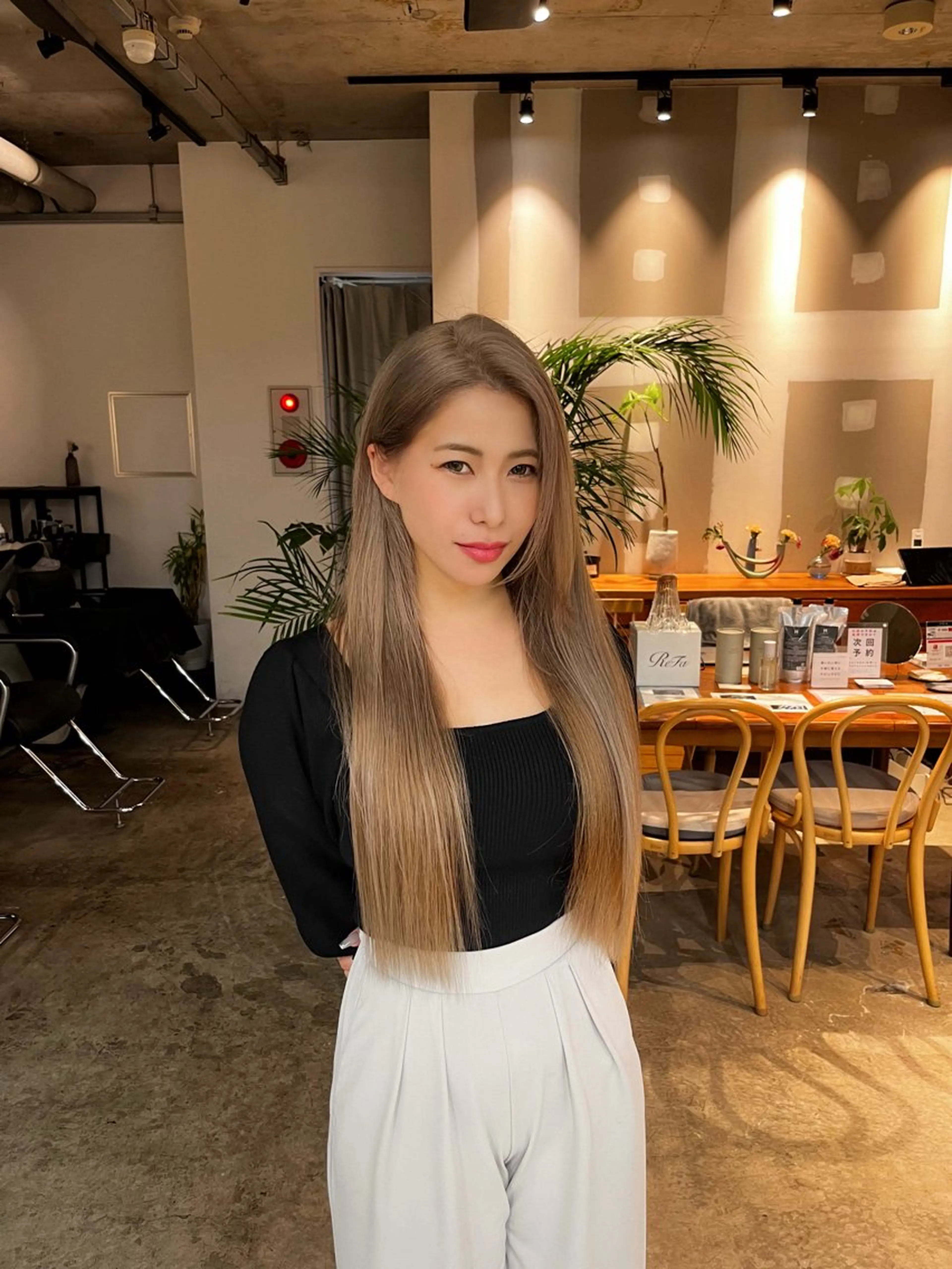 カラー ベージュカラー ブリーチ ミルクティーベージュ ウルフとデザイン カラーの神のヘアスタイル